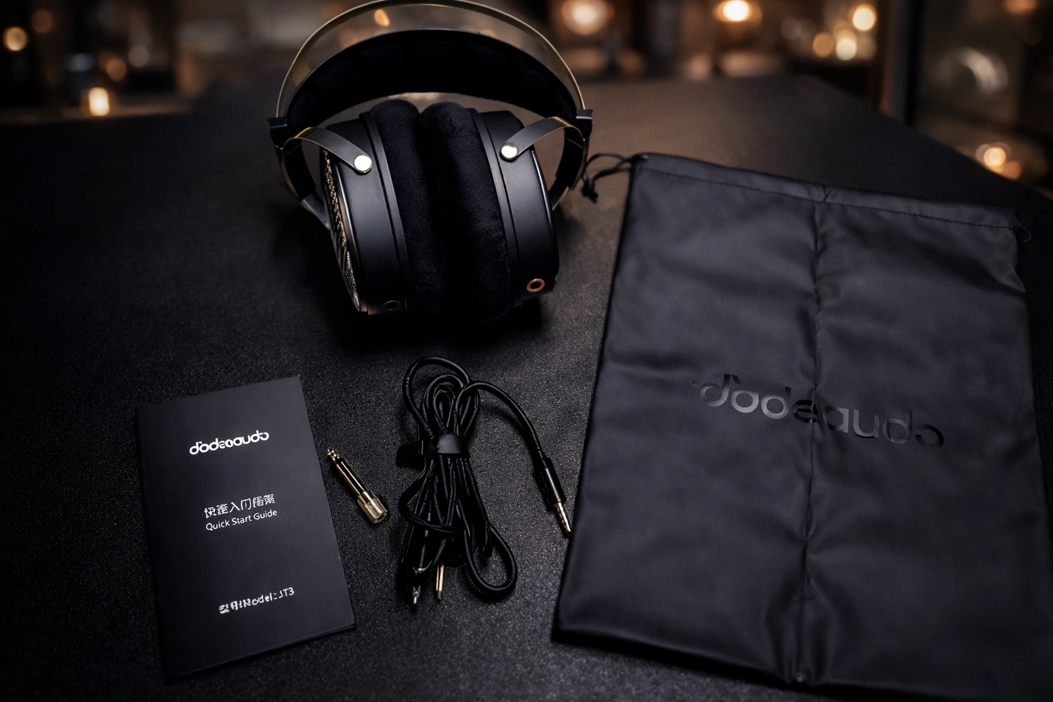 FiiO continues to use the time-tested double-arc design. The outer frame is made of stainless steel. It is durable and is responsible for reliable fixation on the head.