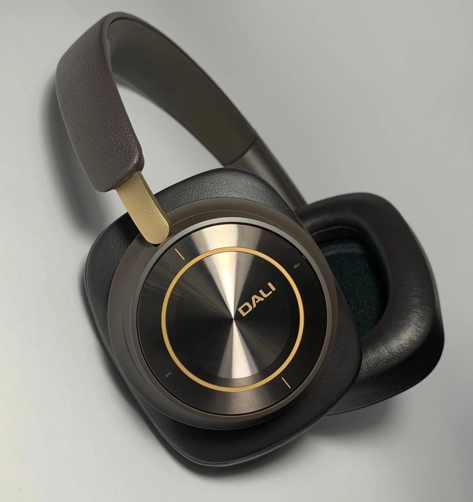 The IO-12 does not play a quick wow effect. This is a mature, balanced and honest sound. 