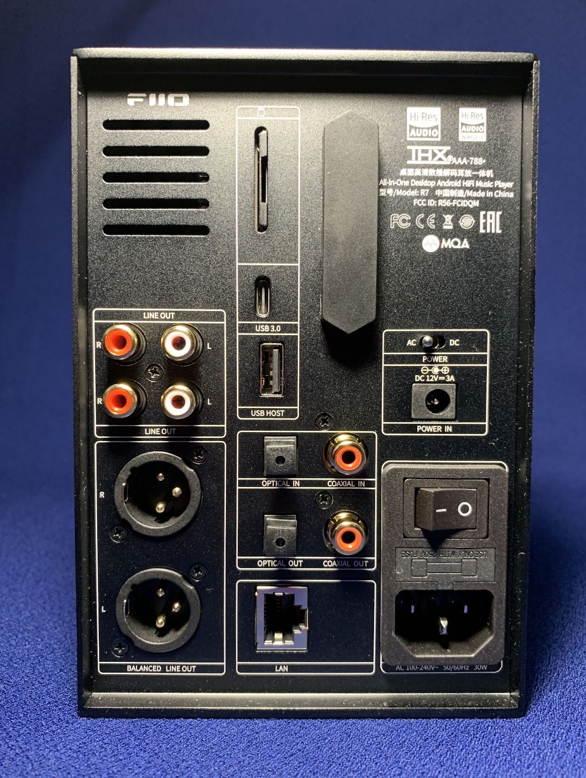 The kit includes a 3.5 mm to 6.3 mm adapter, so there will be no problems connecting the most common headphones. At the same time, the old 2.5 mm connector is missing, as it has been replaced by 4.4 mm as a more reliable and modern standard.