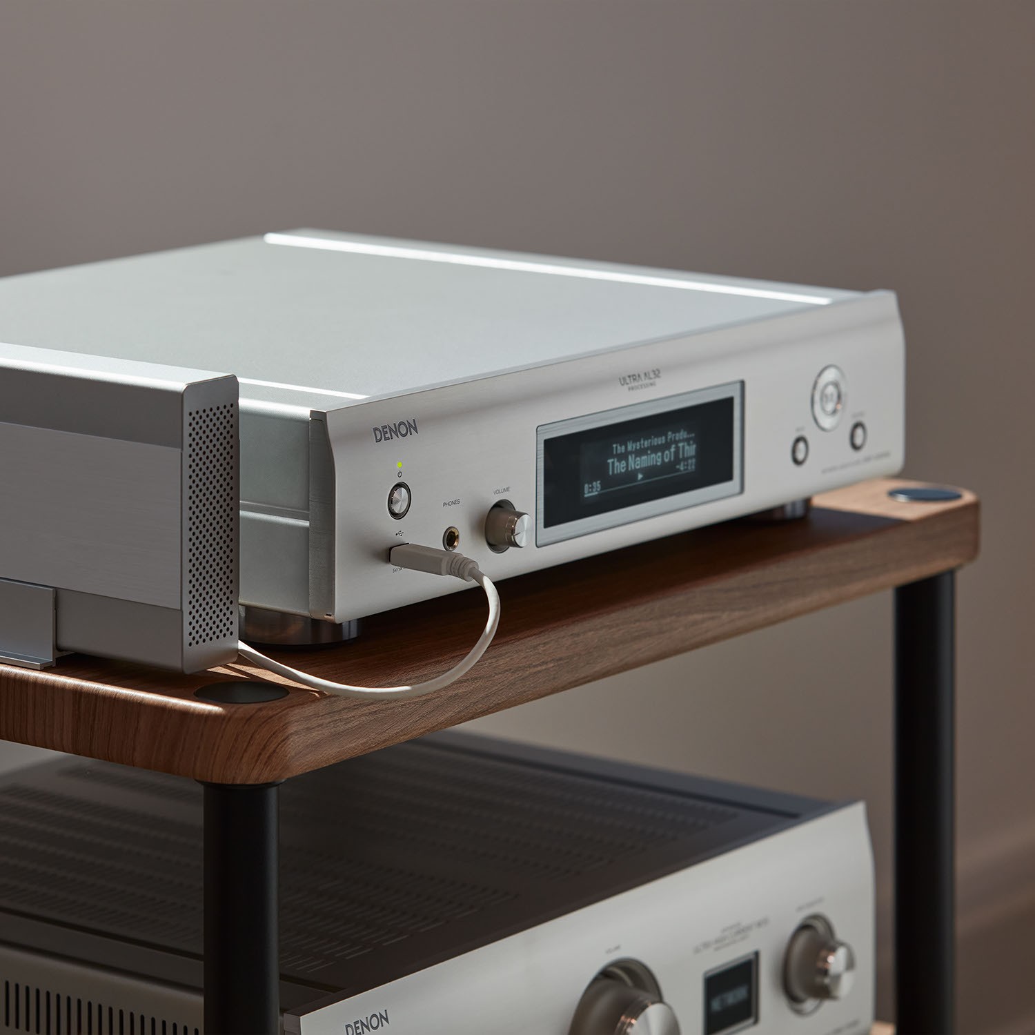 There's also a variable output, so you can connect the DNP-2000NE directly to a power amplifier if you've said goodbye to analog music sources anyway. A smart solution that opens the door to completely new and exciting audiophile combinations.