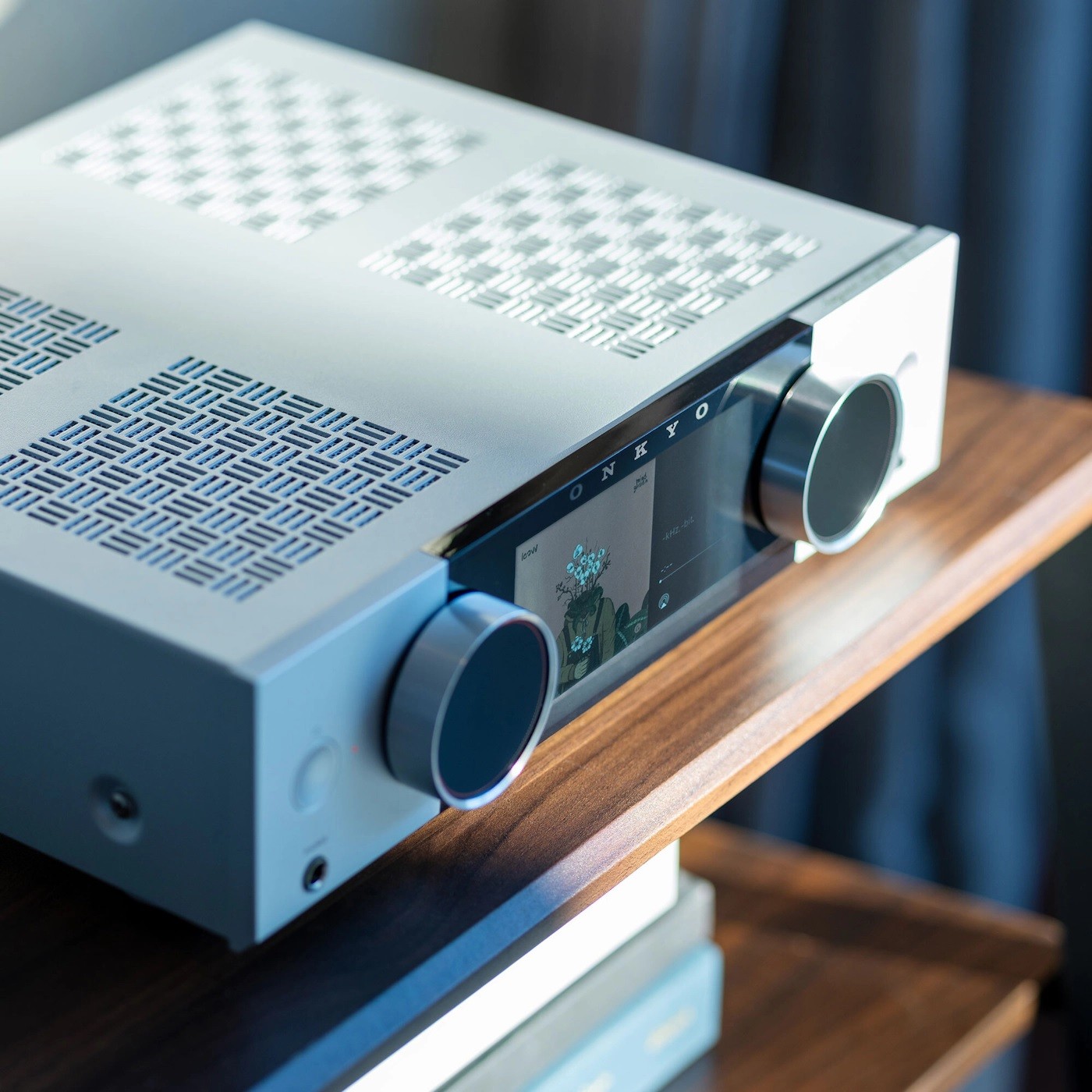 A signature element of the Muse series is the 5.46-inch color screen, which can display album art, track metadata, and analog VU meters. 