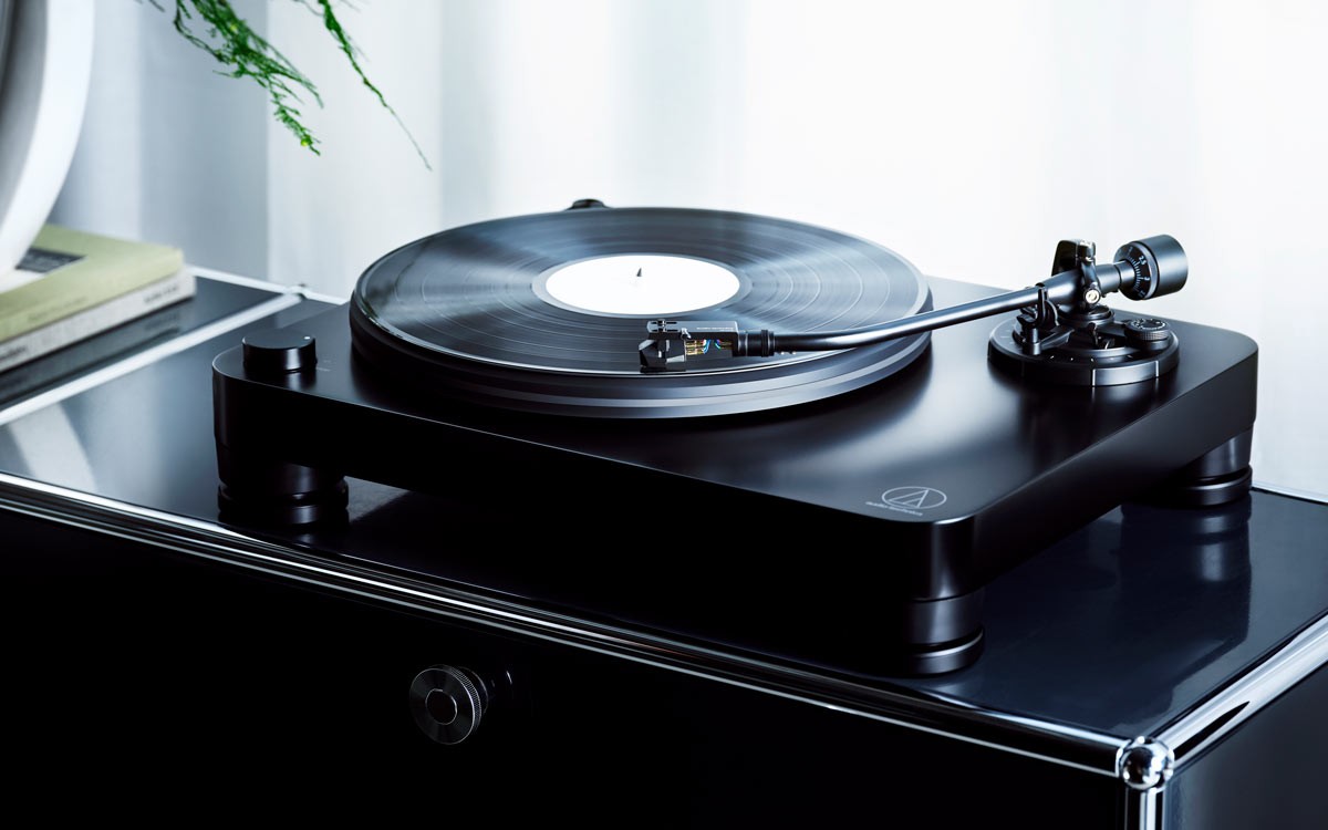 This belt-driven vinyl player not only boasts a stylish design but also a long list of features