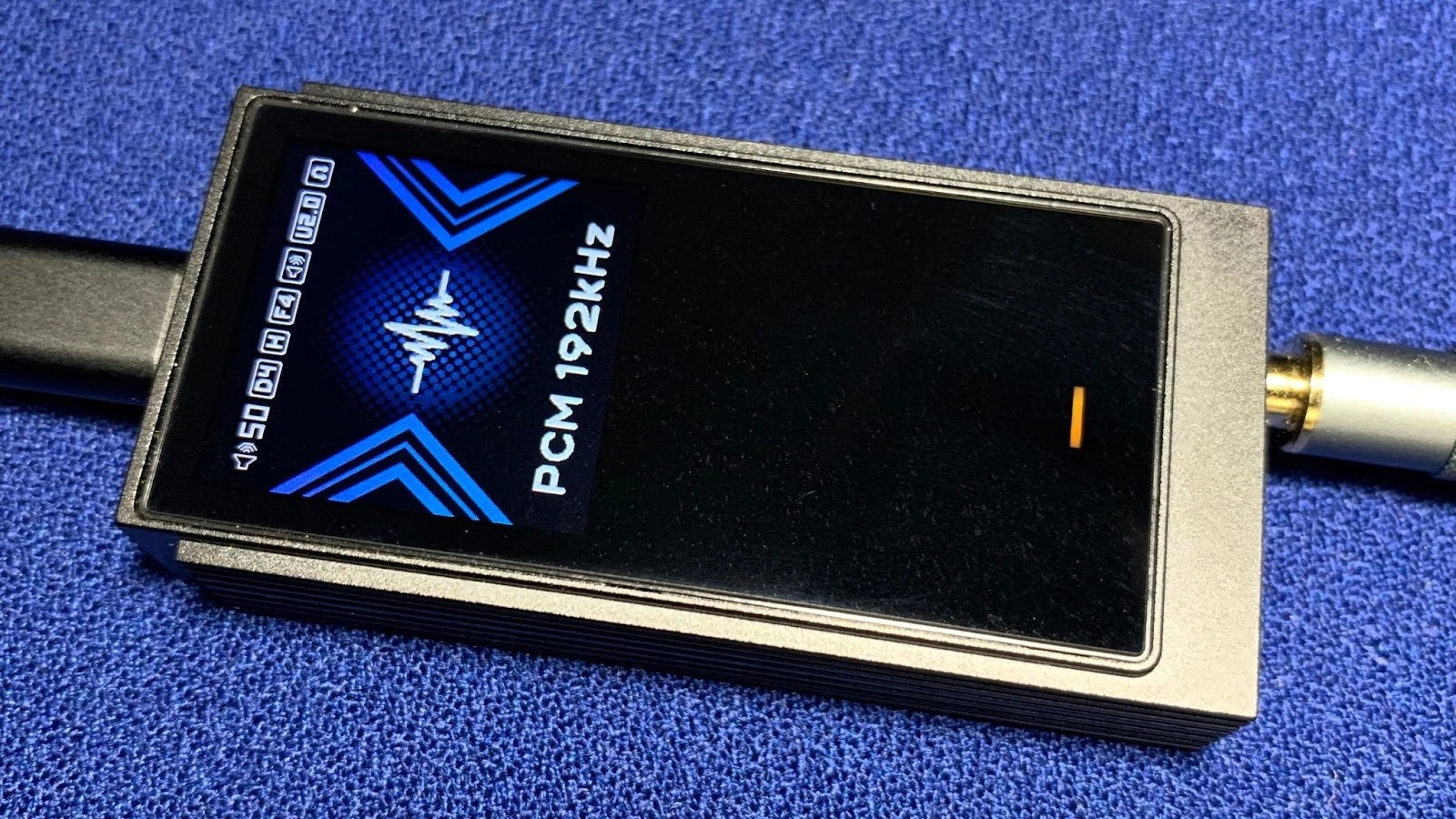 The key feature of the UA6 is its circuitry. The device is built on four Cirrus Logic CS43131 chips at once, which is a rare and very ambitious solution for such a form factor. 