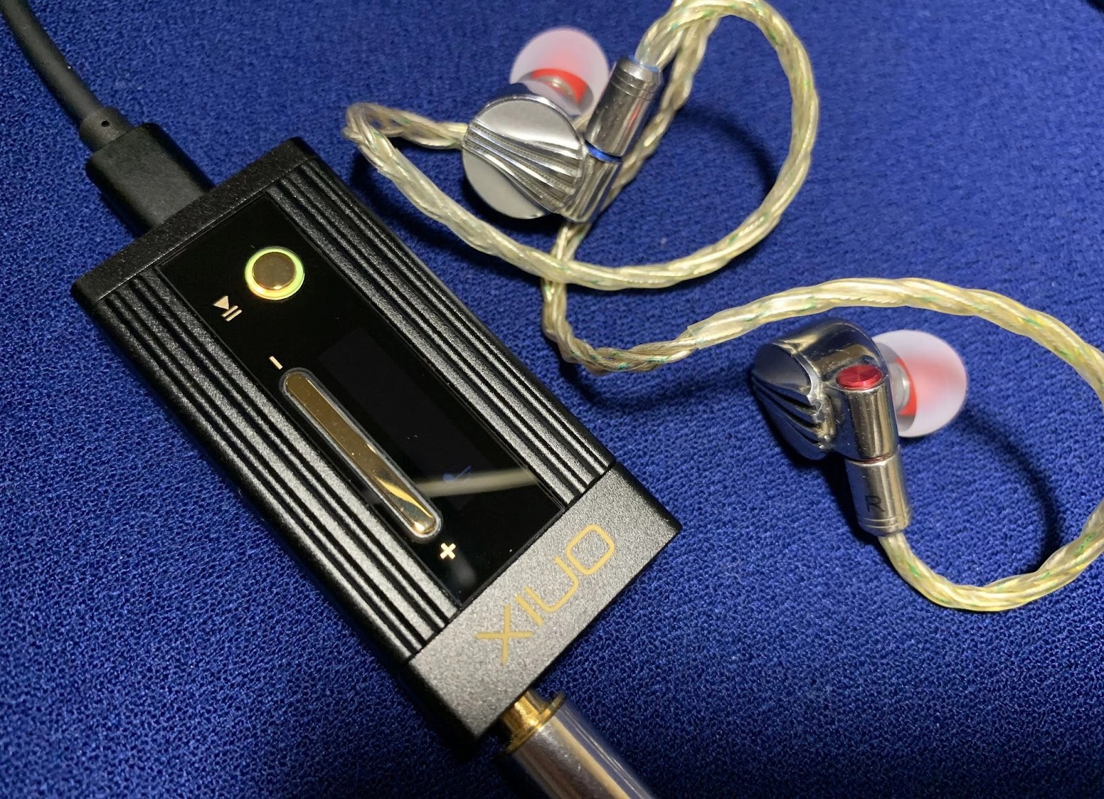 Despite its compact size, the Onix Alpha XI1 has a truly exceptional power reserve for its form factor. On a balanced output, it outputs up to 500 mW at 32 Ohms, which allows it to work without problems not only with any IEMs, but also with low-impedance full-size headphones.