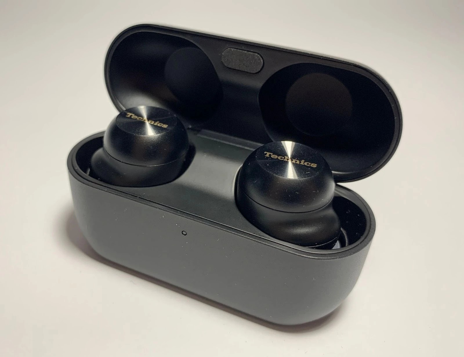 EAH-AZ100 has adaptive noise cancellation, one of the best transparency modes on the market, multipoint for up to three devices, wireless charging, and Dolby Atmos with head tracking, which is rare even in flagships. 