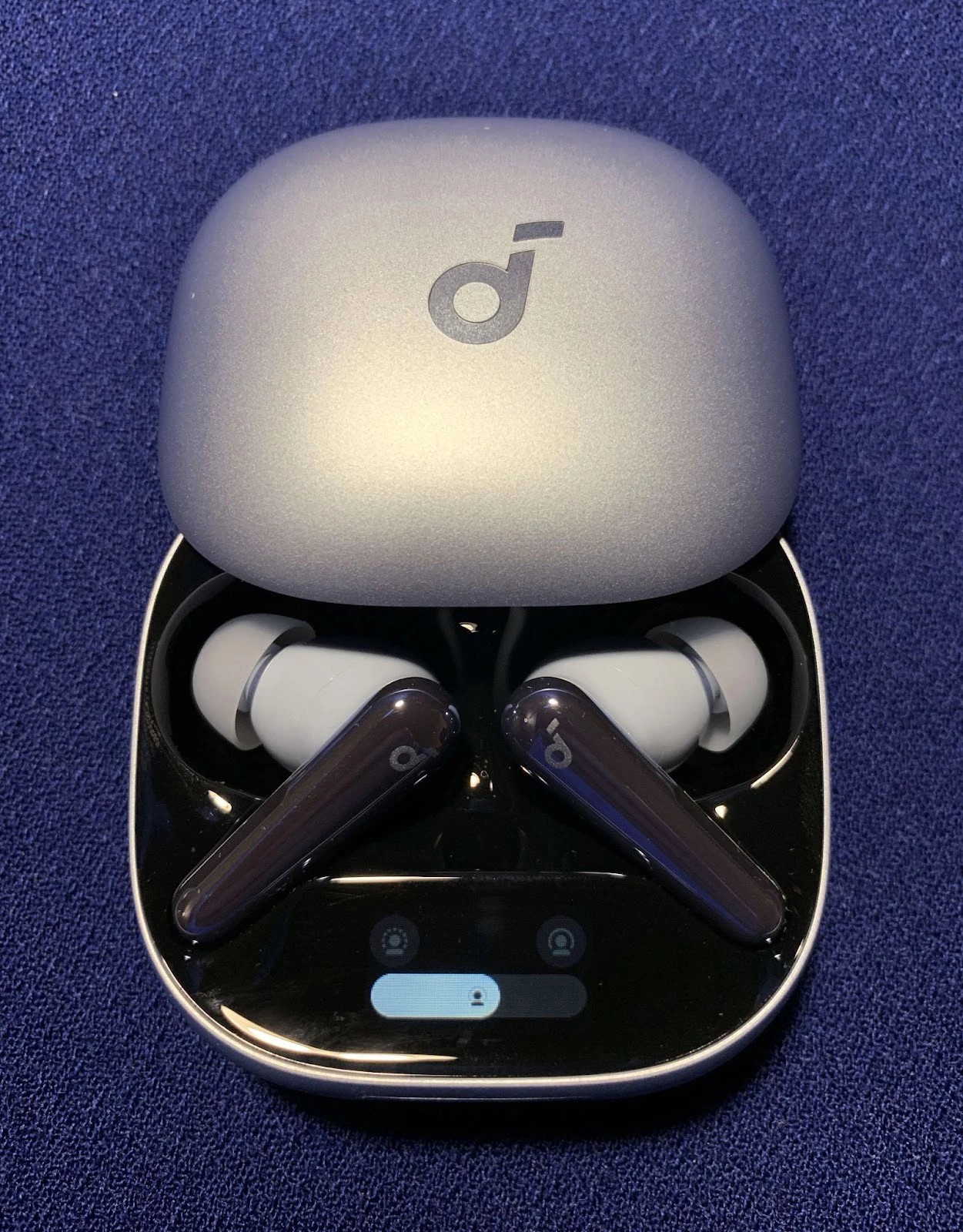 The case is compact, matte, with an unusual slider opening mechanism and a built-in screen that allows you to control the levels of noise cancellation and transparency without a smartphone. 