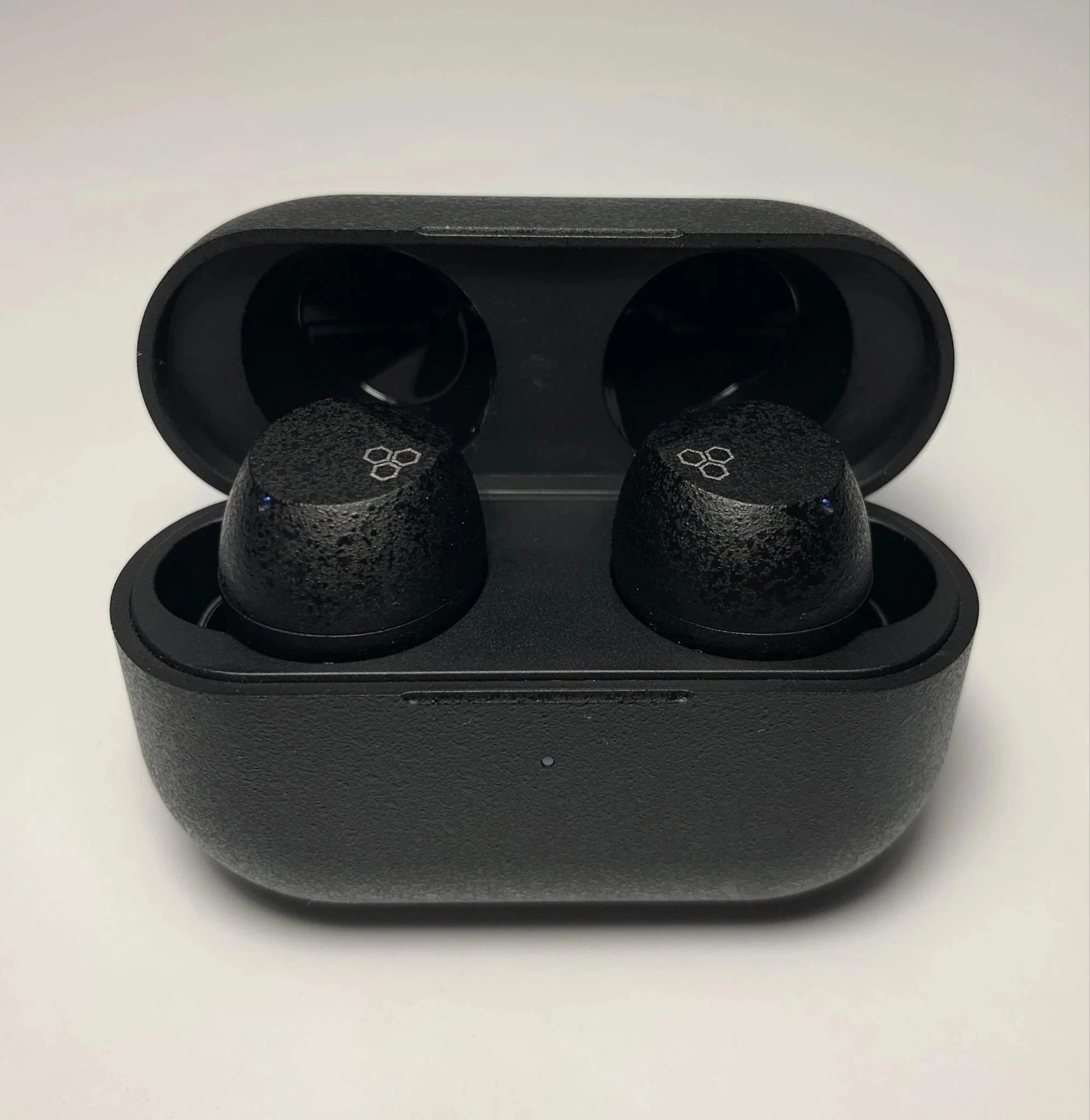 The most budget headphones, like last year, are the Japanese Final Audio ZE3000 SV. Their cost reaches about $ 100, and this is the amount you should start with when looking for high-quality wireless sound. 