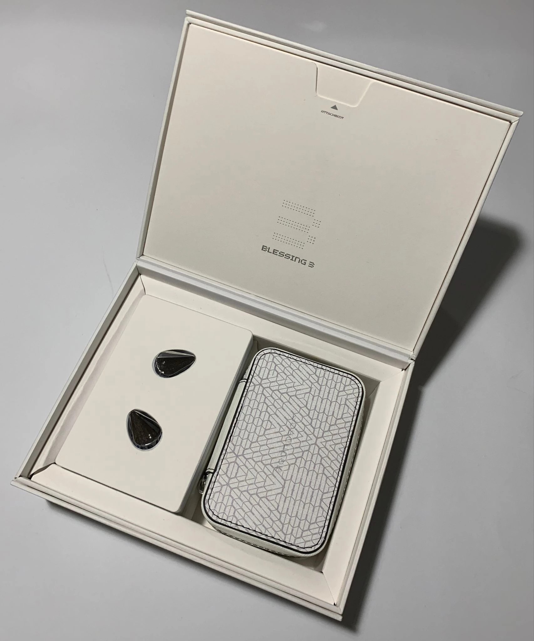 The box opens in a rather unusual way. At first it seems like there is a magnetic lid, then you try to lift it up as if it were a regular box. But in practice, everything turns out a little differently: the upper part simply lifts up, like the lid of a chest.