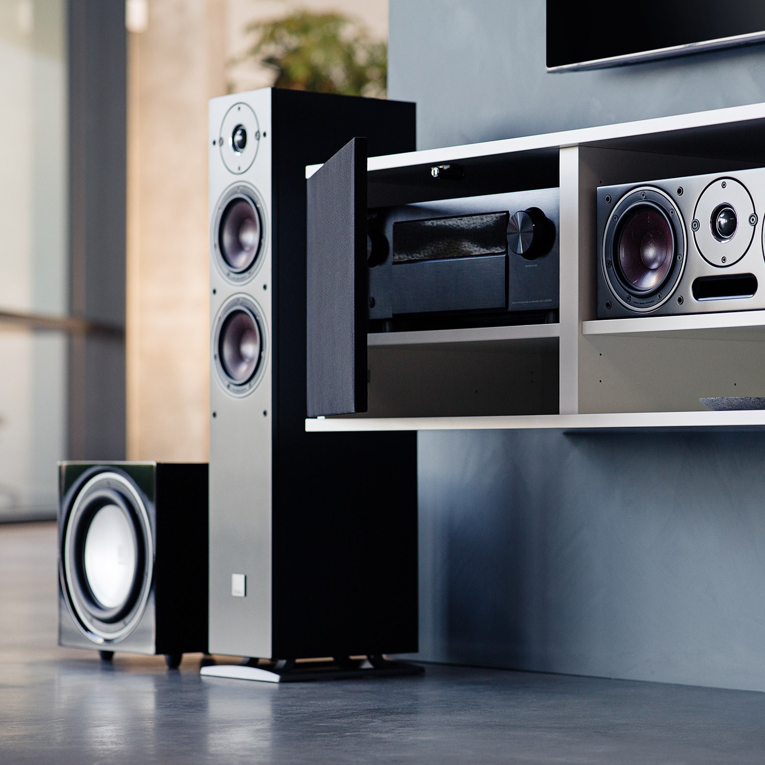 The reddish-brown bass/midrange drivers with real wood fiber in the cones have become one of DALI's trademarks, and are used in even their most exclusive series. 