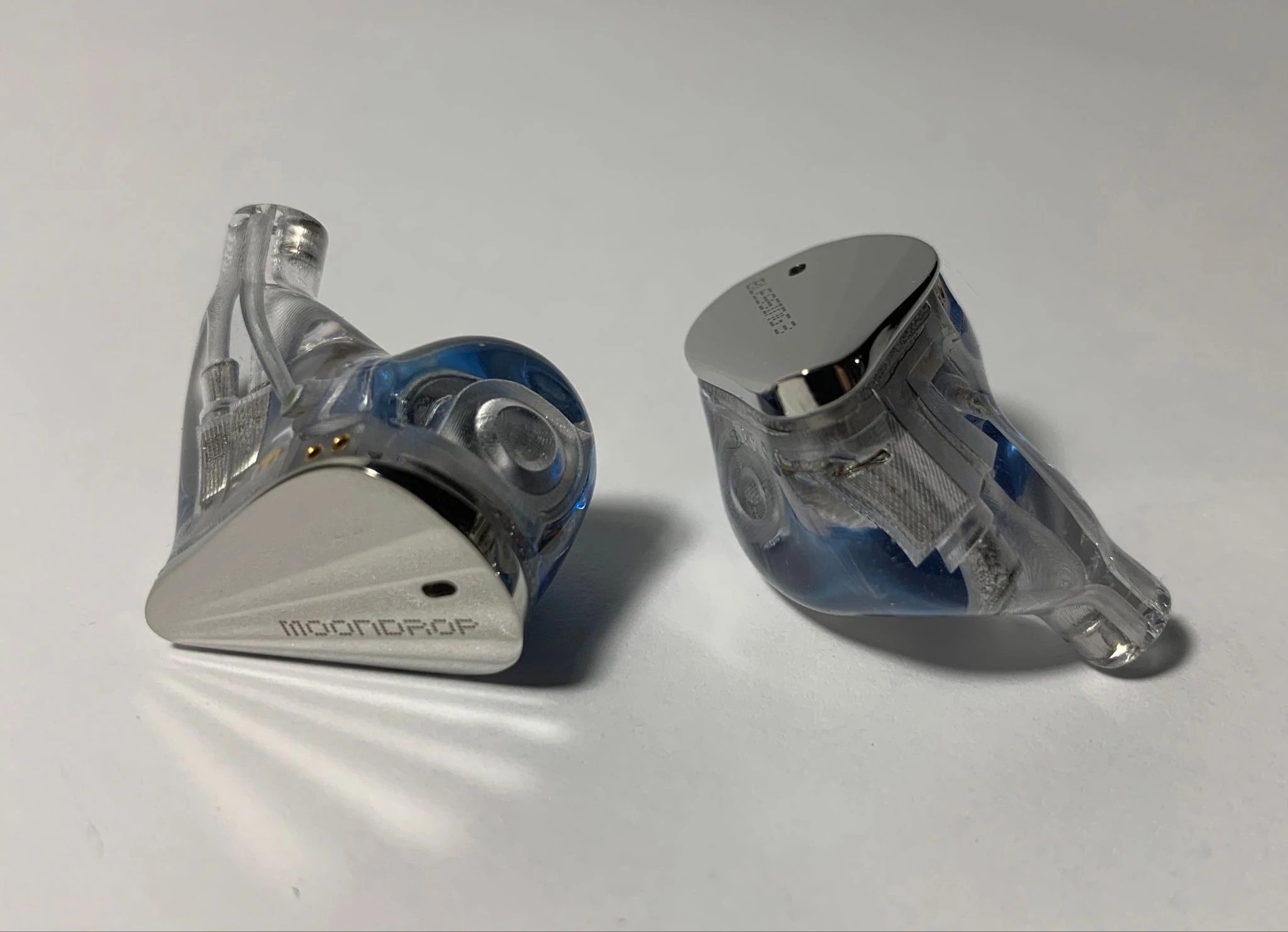 The headphone housings themselves are slightly larger than average in size — I’ve seen noticeably more massive solutions in my life. 