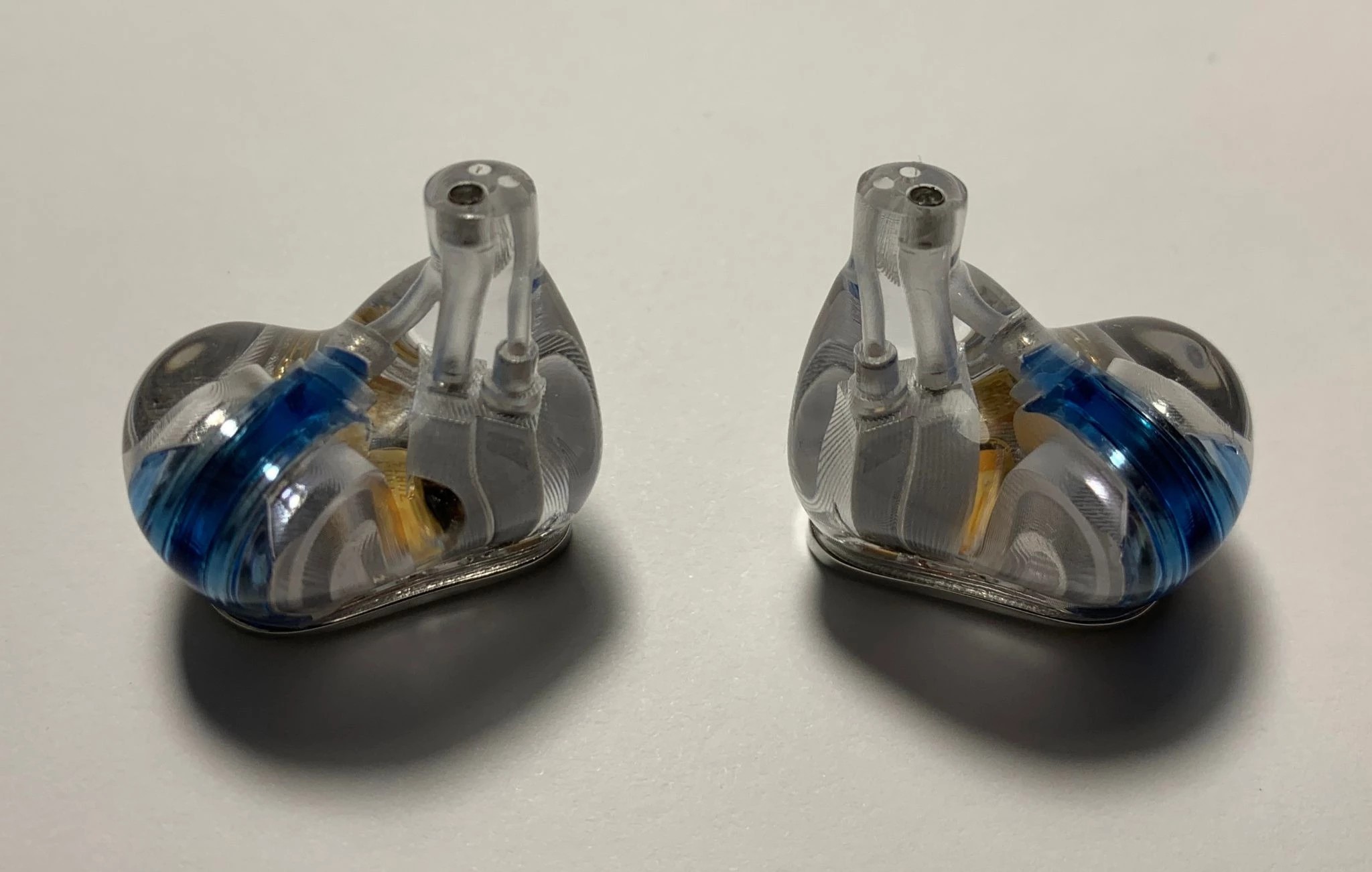 Overall, the design of the headphones is quite specific, but I liked it. It is a successful combination of metal and transparent high-quality medical plastic, which should not cause allergic reactions, and therefore discomfort.