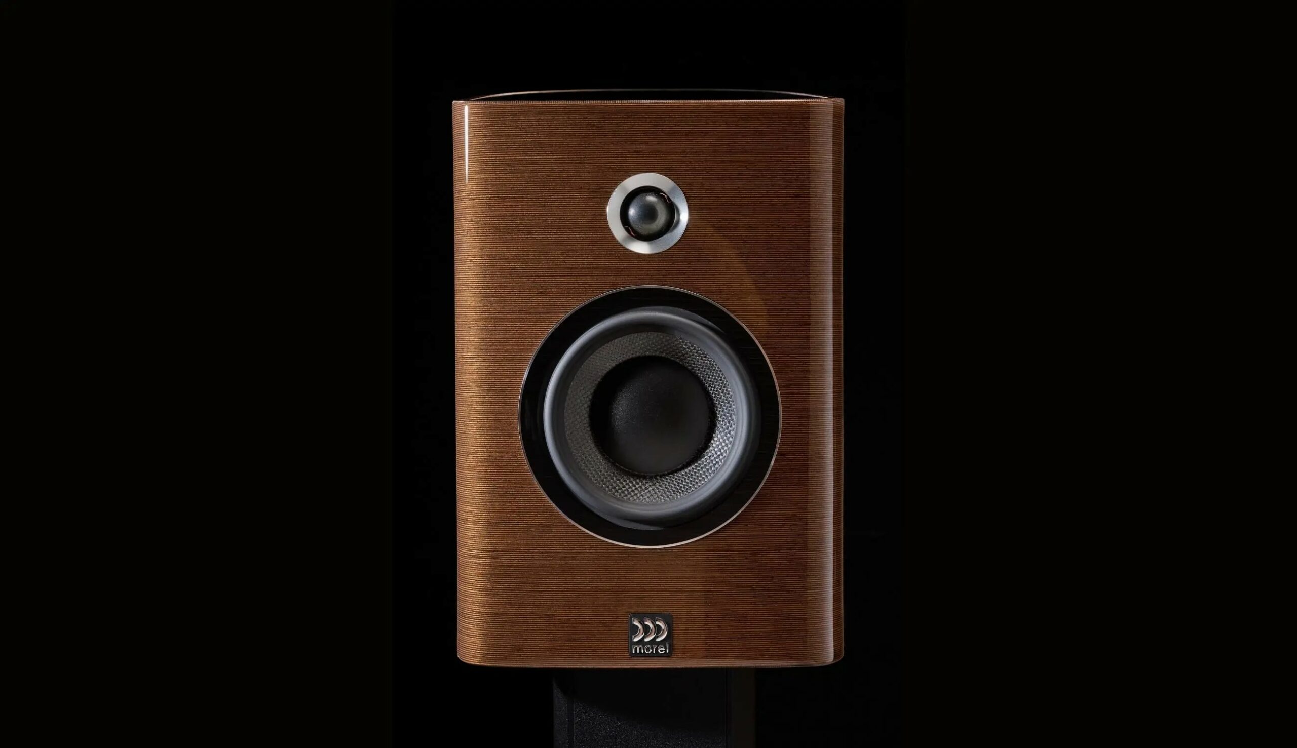 The SOPRAN 622 is available in a range of beautifully painted and natural veneer finishes, with several woodgrain and epoxy color combinations. 