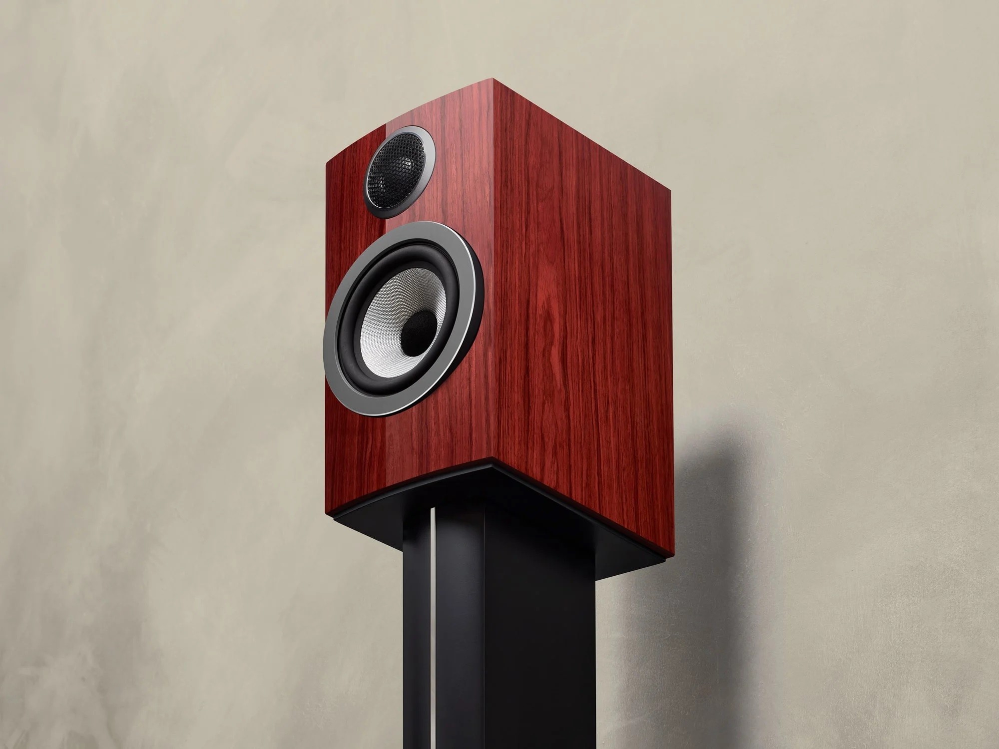 The specified frequency range is from 50 Hz to 28 kHz (-3 dB), and the sensitivity is 84 dB (2.83 volts/1 meter). The manufacturer recommends using an amplifier of at least 30 watts.