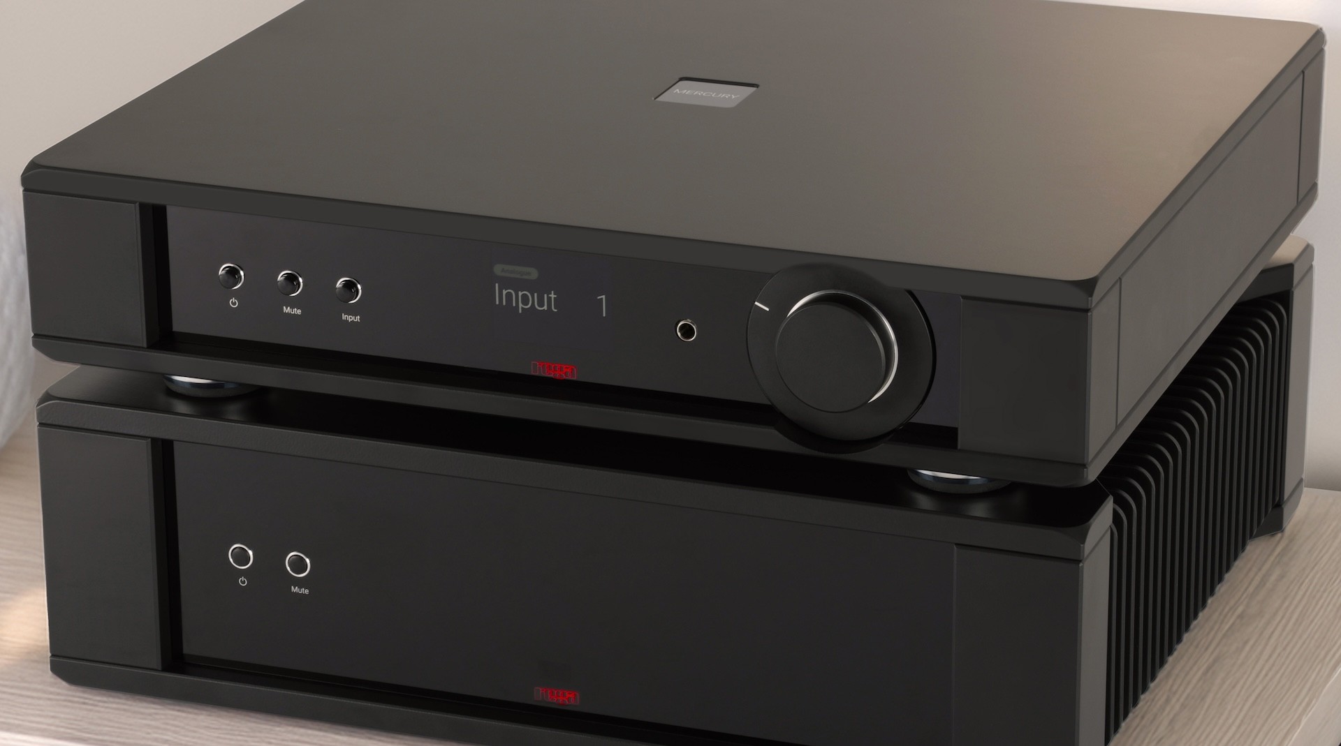 Features include balanced (XLR) and unbalanced inputs, a 12V trigger, and protection circuits against short circuits, thermal overload, and DC current.