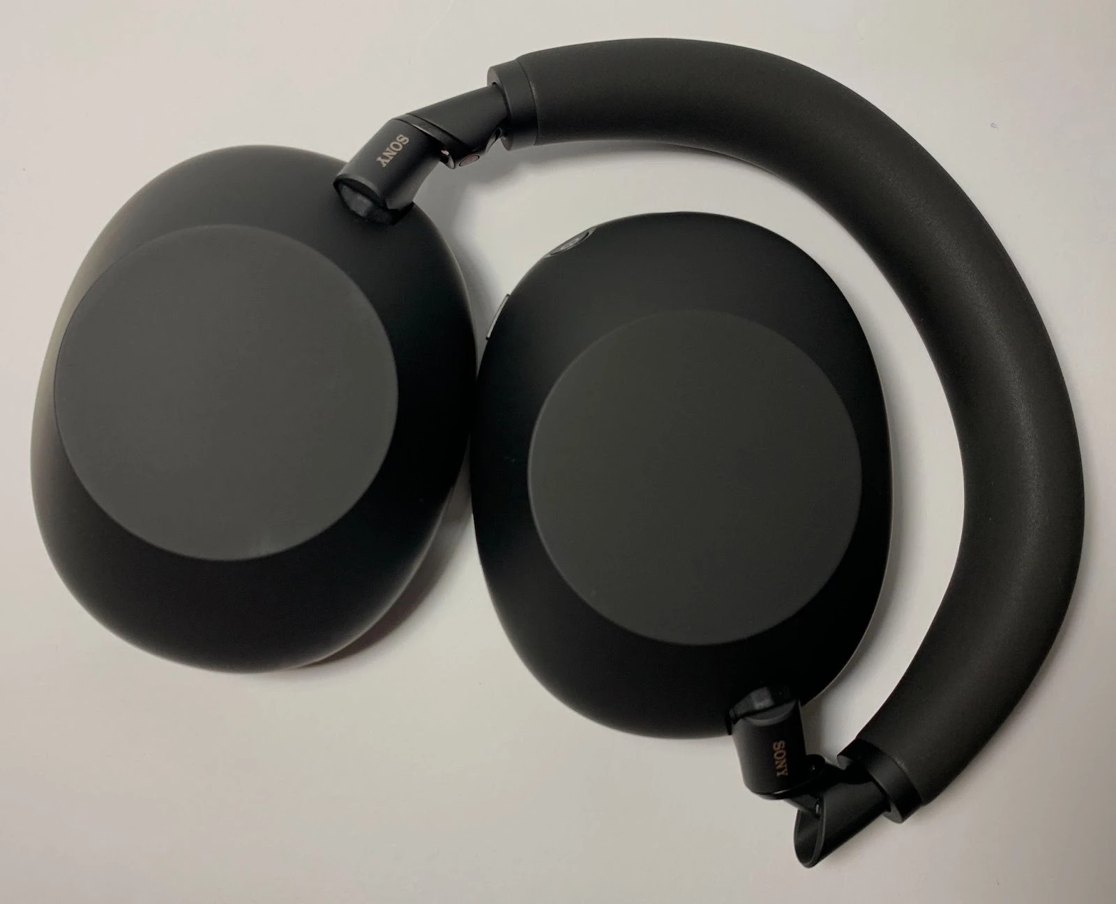 Sony WH-1000XM6 is a full-size closed-back wireless headphone from the Japanese tech giant, which has been setting the standard in the ANC headphone segment for many years.