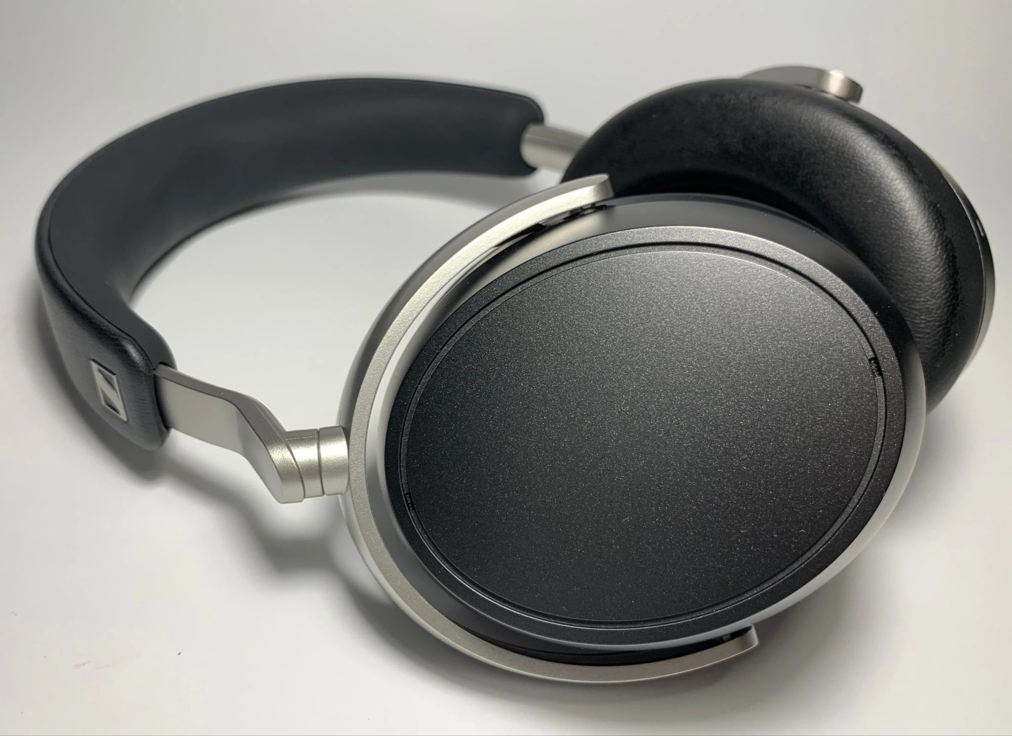 The main feature of the HDB 630 is a unique parametric equalizer in the proprietary application, which is still not offered by any other manufacturer in a full-size wireless format. 