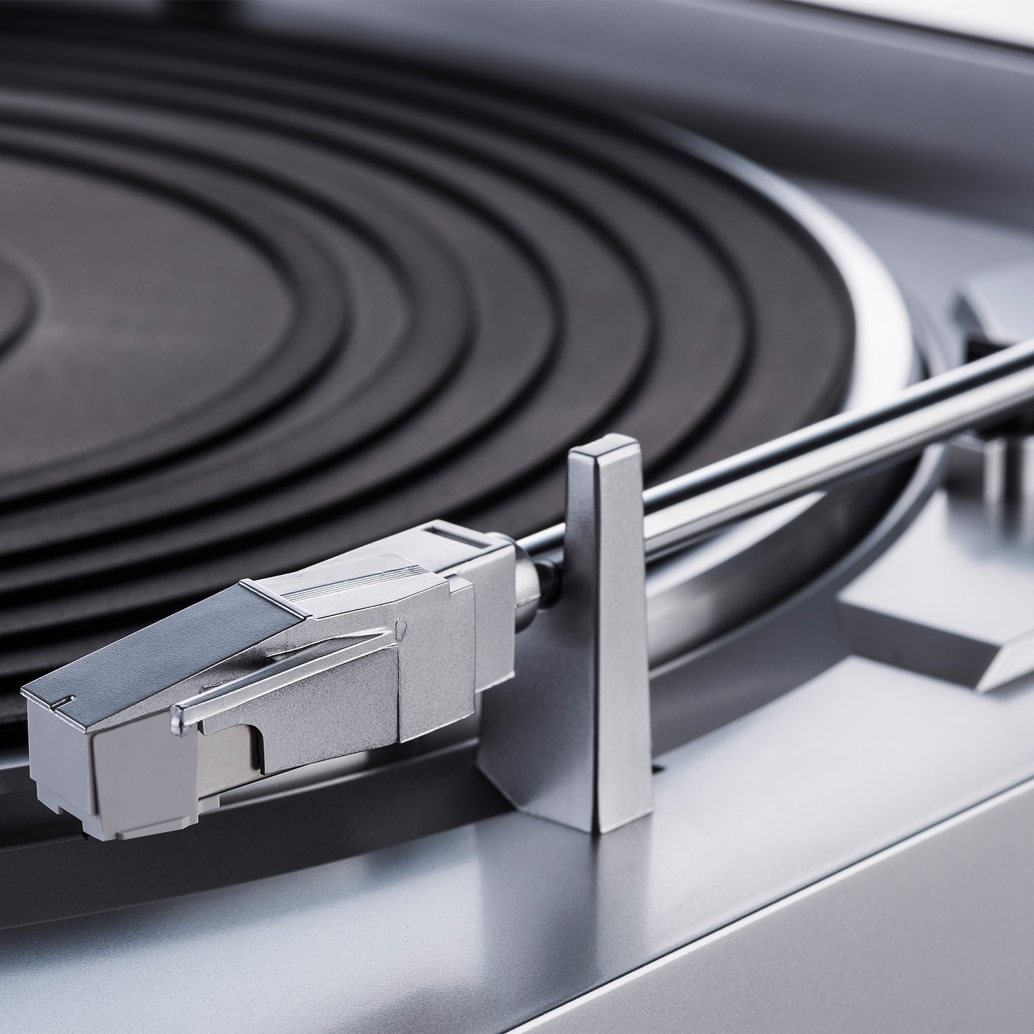 The pickup is pre-assembled and ready to use from the factory, and with the built-in RIAA/pickup preamplifier, you can easily connect the DP-29F directly to any system, even if your amplifier or receiver does not have a dedicated turntable input. 