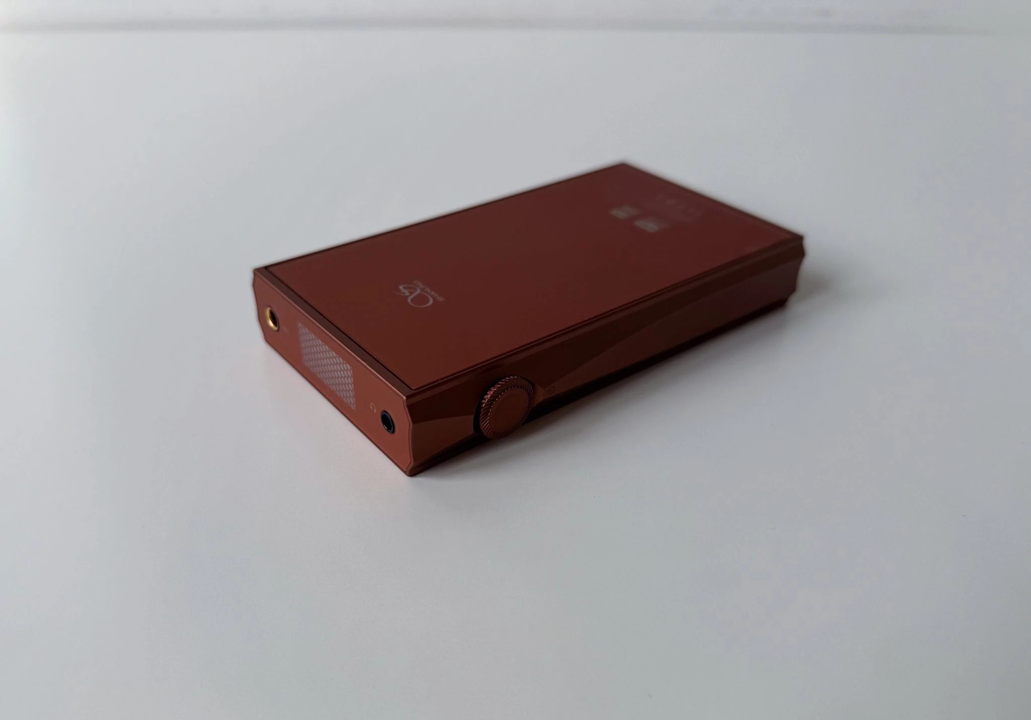 The model offers a choice of 2 modes - tube or transistor. For the first there are 2 classic miniature JAN6418 lamps, and the transistor stage consists of a number of audiophile-class operational amplifiers: 2 OPA2211, 2 Muses8920 and 4 BUF634A. 