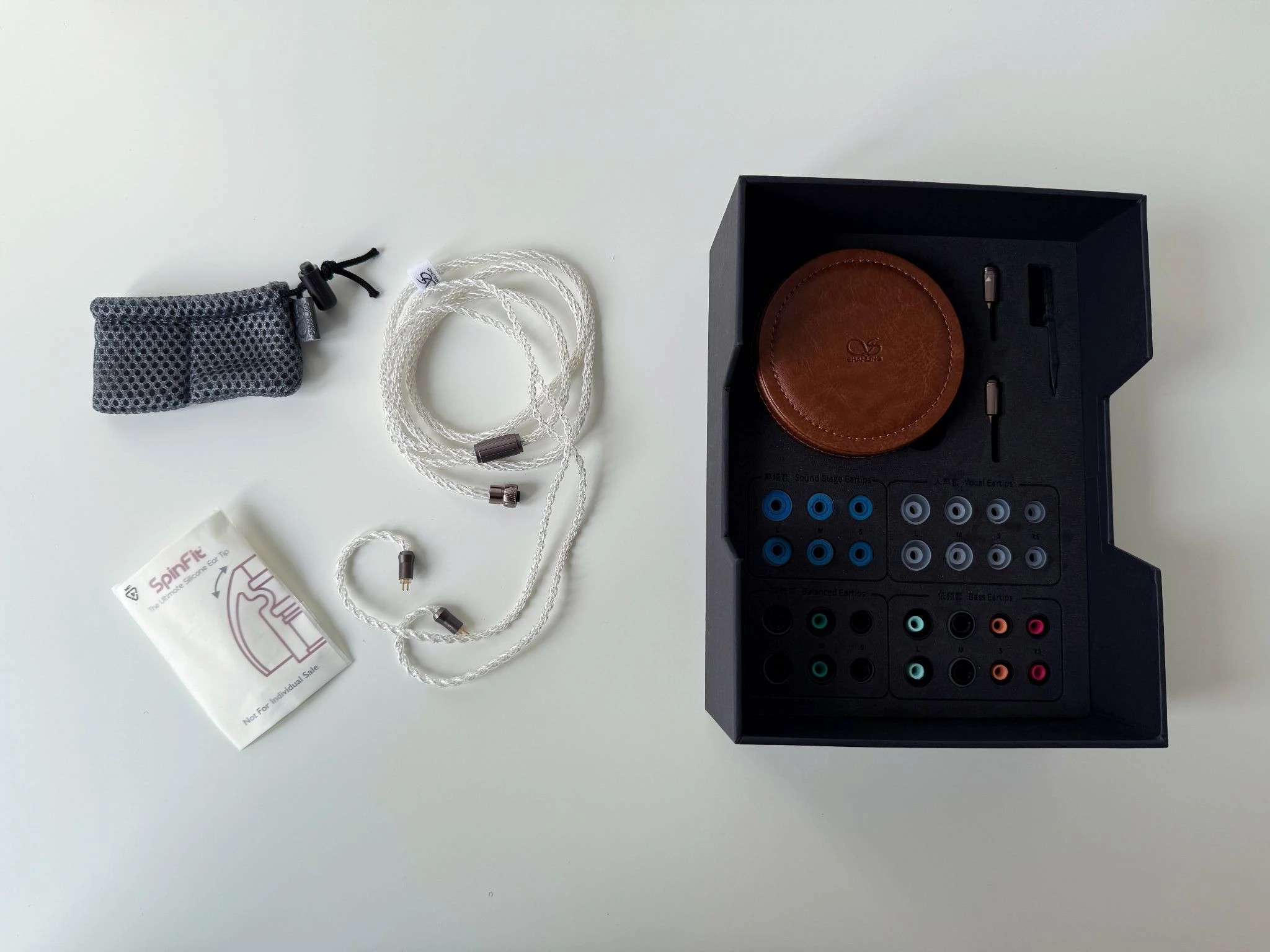 Shanling M7T comes in an elegant box with an iridescent cover. 