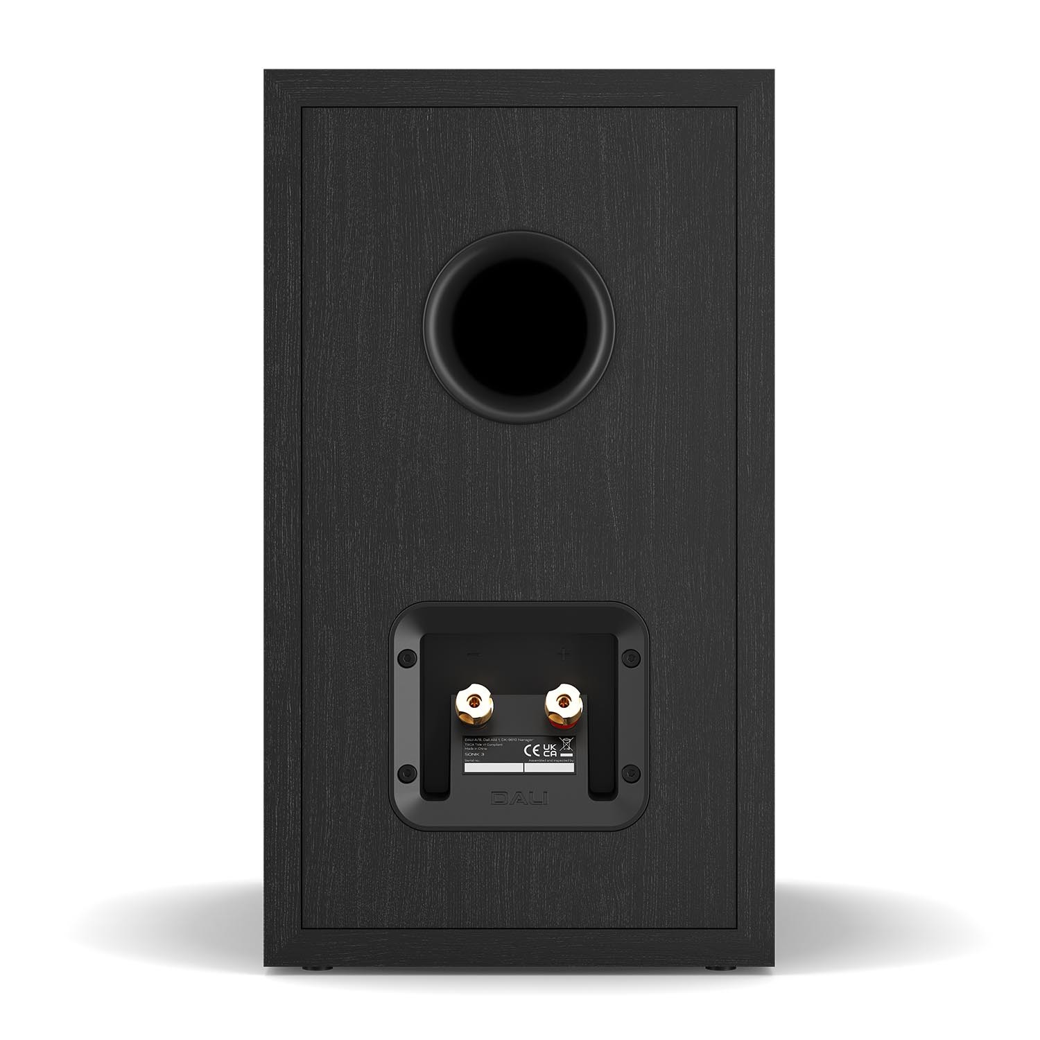 The unique "Clarity Cone" cones on the bass/midrange drivers are designed in a lightweight and resonant combination of paper and wood fiber. 