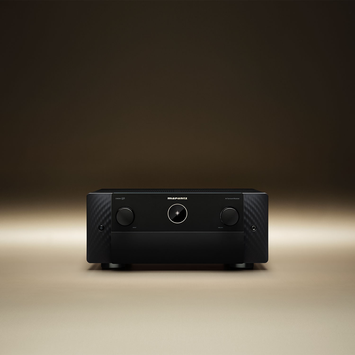The simple and stylish aluminum front is dominated by the golden Marantz logo and the iconic round display, while secondary buttons and the main display are hidden behind an aluminum hatch.