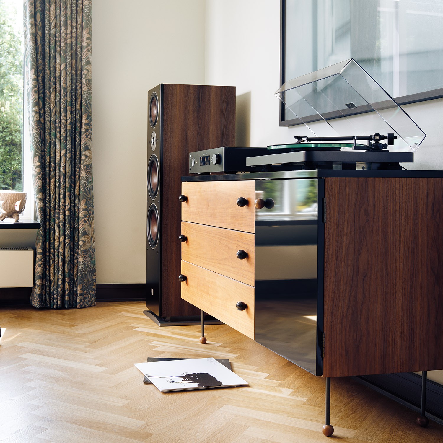 . In the best NAD tradition, there is full focus on giving you the best possible sound for your money all the way through. Therefore, a simple and proven mechanism has been chosen, and all components are of very high quality.