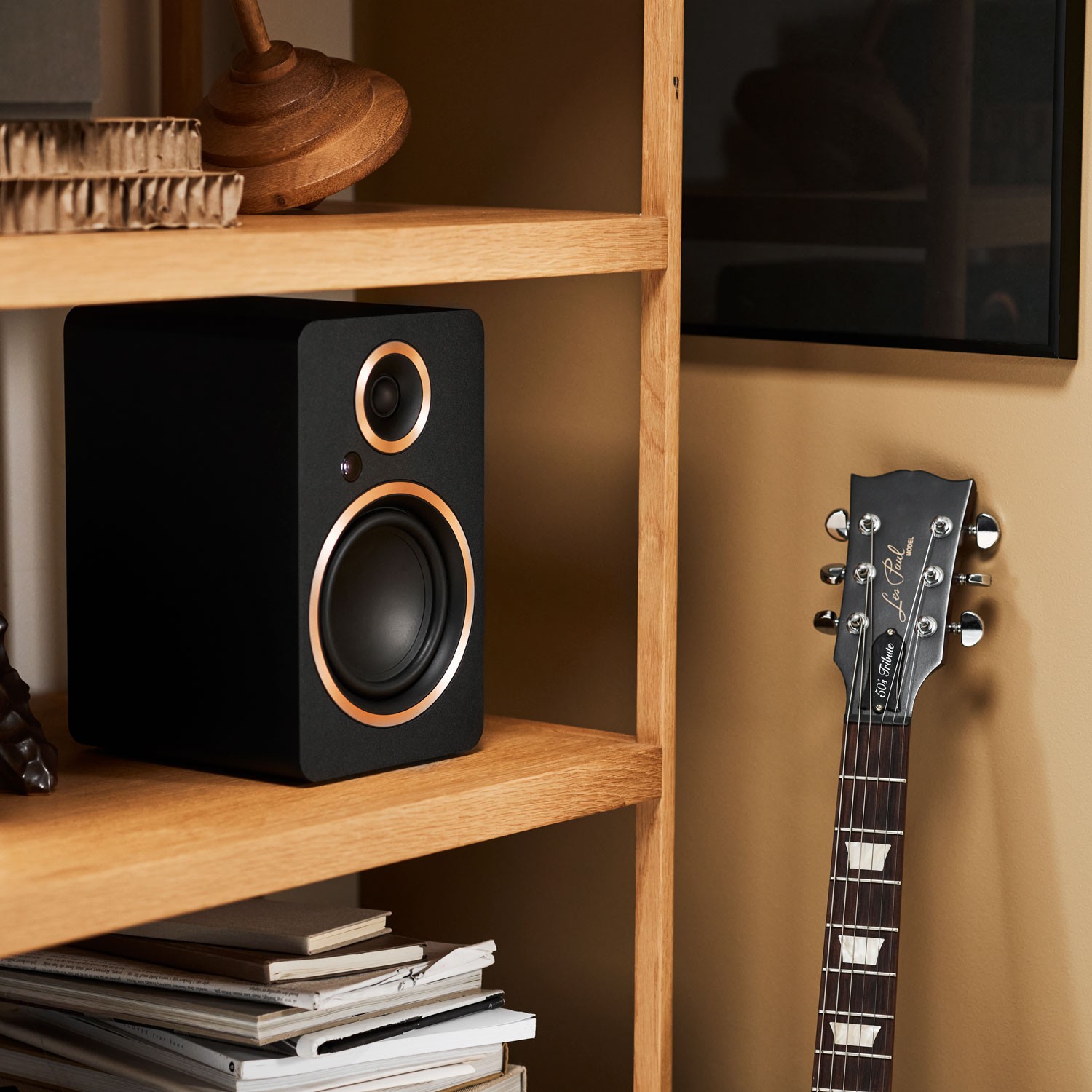 FENRIS A5 is a good solution for a small living room where you want quality sound for both TV and music with a minimum of extra cables and devices. 