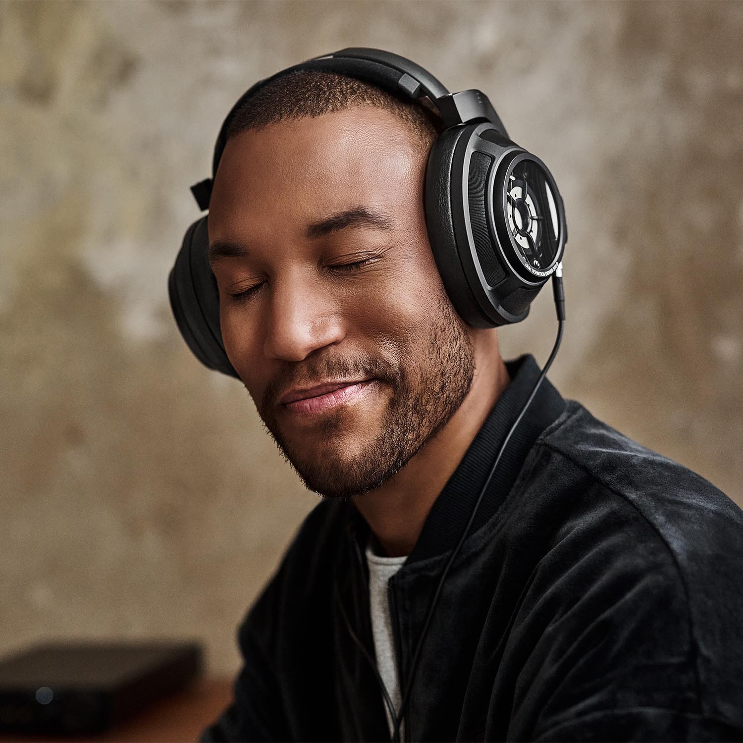 The lightweight construction with large, hand-sewn ear cushions in microfiber gives you fantastic comfort, and all materials and technical solutions have been chosen with full focus on ensuring that you get optimal results with the very best hi-fi equipment on the market.