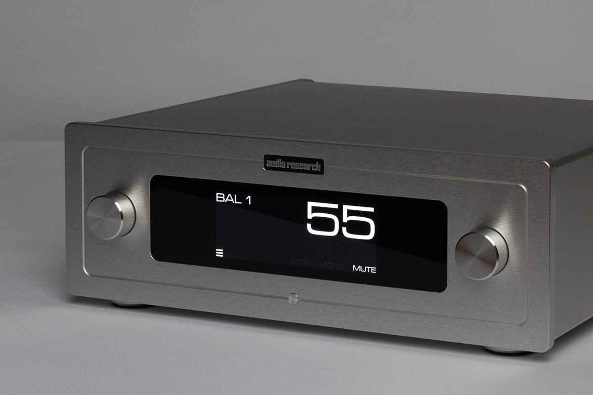 Audio Research focuses on a clearly defined concept: a fully tube-based preamplifier in pure Class A operation, emphasizing sonic coherence, dynamic stability, and organic reproduction. 