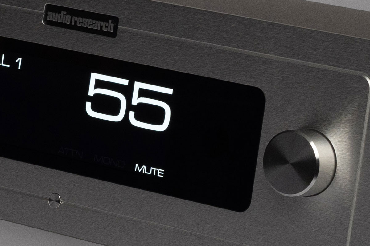  At its core is a fully tube-based signal path, implemented without any negative feedback. According to the manufacturer, this design enables a particularly immediate, dynamic, and spatially realistic reproduction, as distortion is minimized not through post-processing corrections, but through meticulous circuit design. 