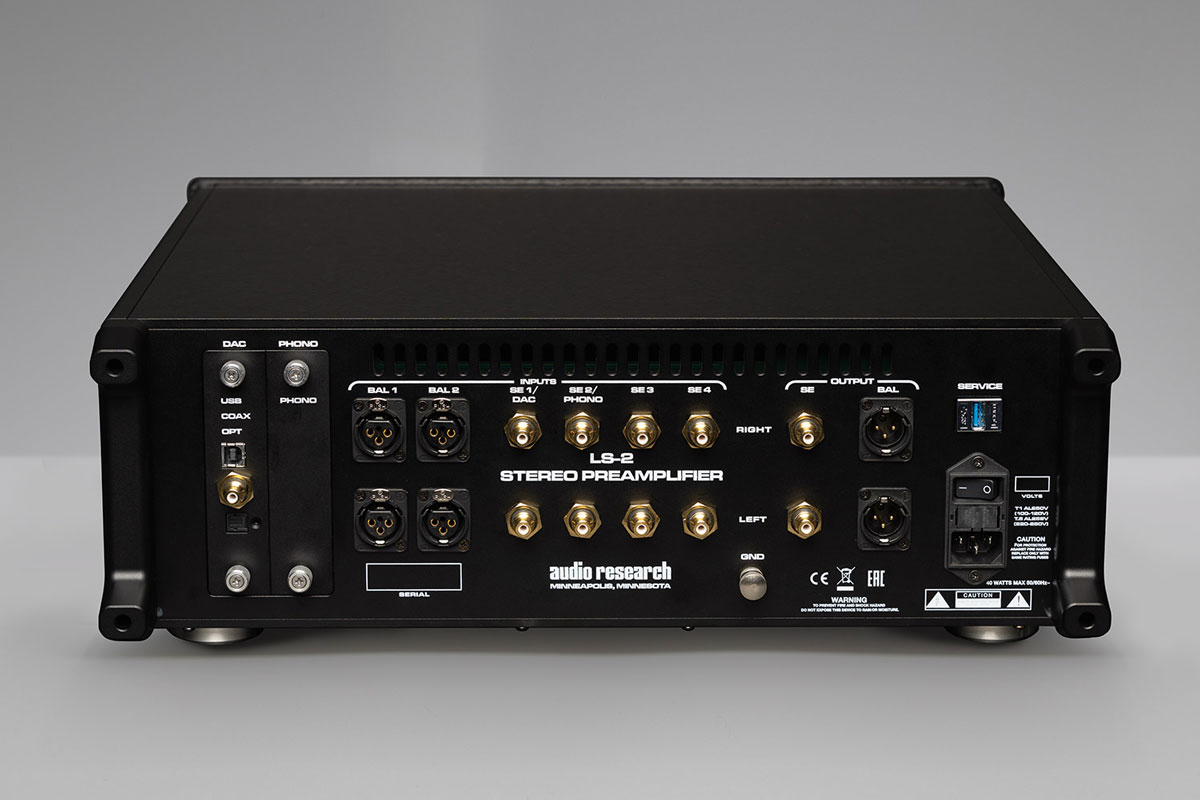  In addition to balanced and unbalanced inputs and outputs, it features a newly developed touchscreen display that not only shows the volume but also allows input naming, display brightness, and color selection.