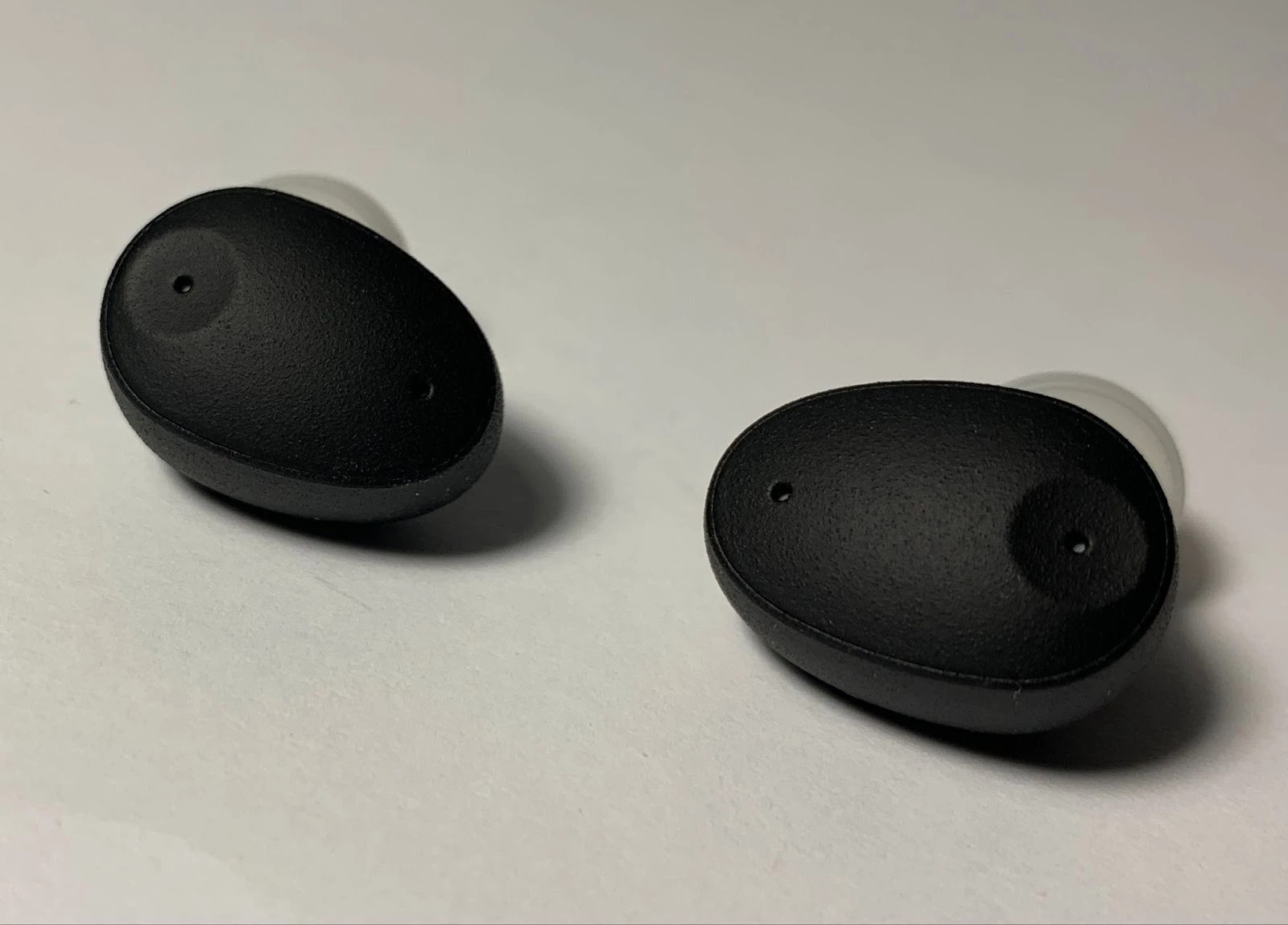 Genre-wise, the headphones are quite versatile, with a small adjustment: they produce a detailed and bright sound in the midrange and high frequencies, rather than massive and heavy. 