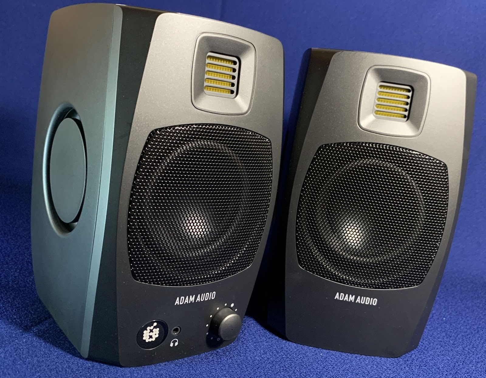 The bass is incredibly deep for such an internal volume, and the sound as a whole is clear and detailed thanks to the D-ART tweeter. All the smallest nuances of the recording are clearly reproduced, although sometimes this may not be entirely comfortable for an ordinary listener.