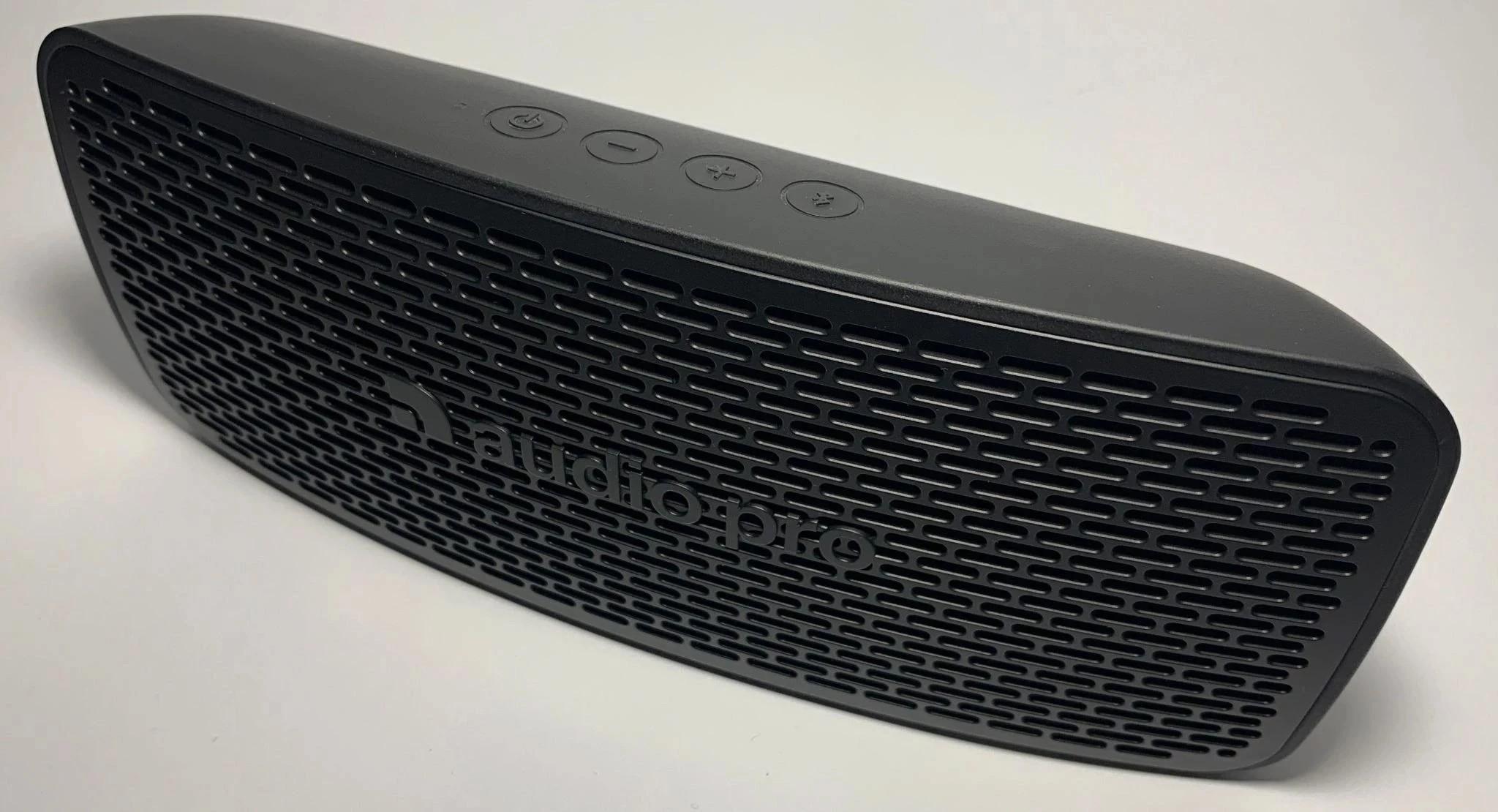 This is a compact Bluetooth speaker with a built-in battery, weighing less than 1 kg, which is easy to take with you anywhere