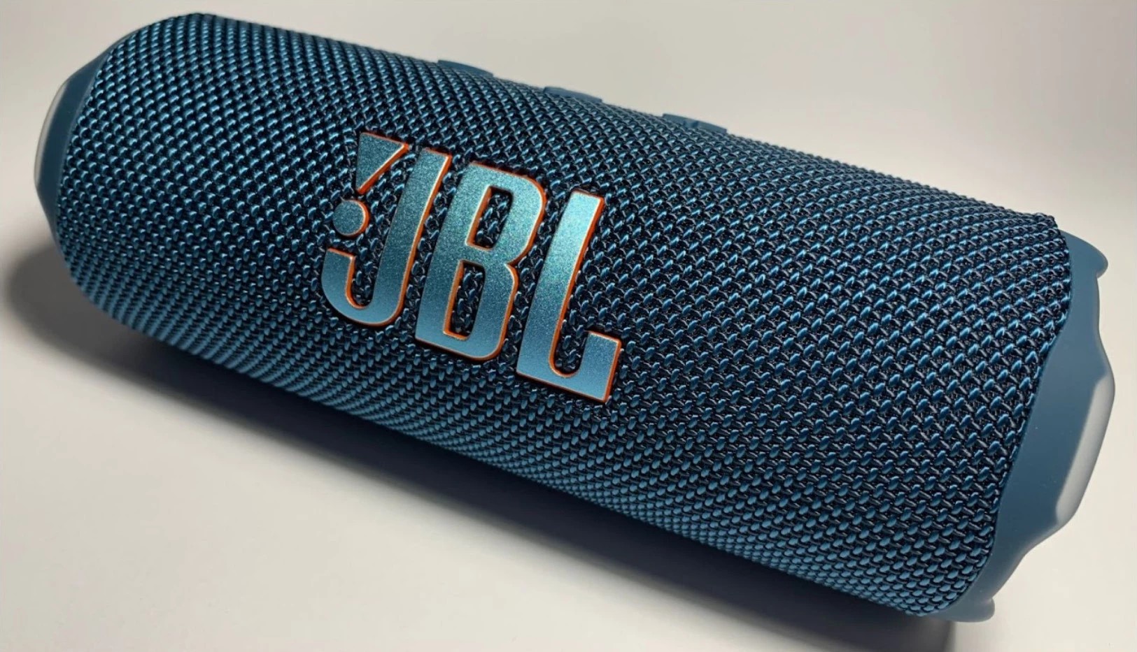 The form factor of the JBL Flip 7 has long become iconic: a compact cylinder that easily fits in a backpack, bicycle holder or just in your hand.