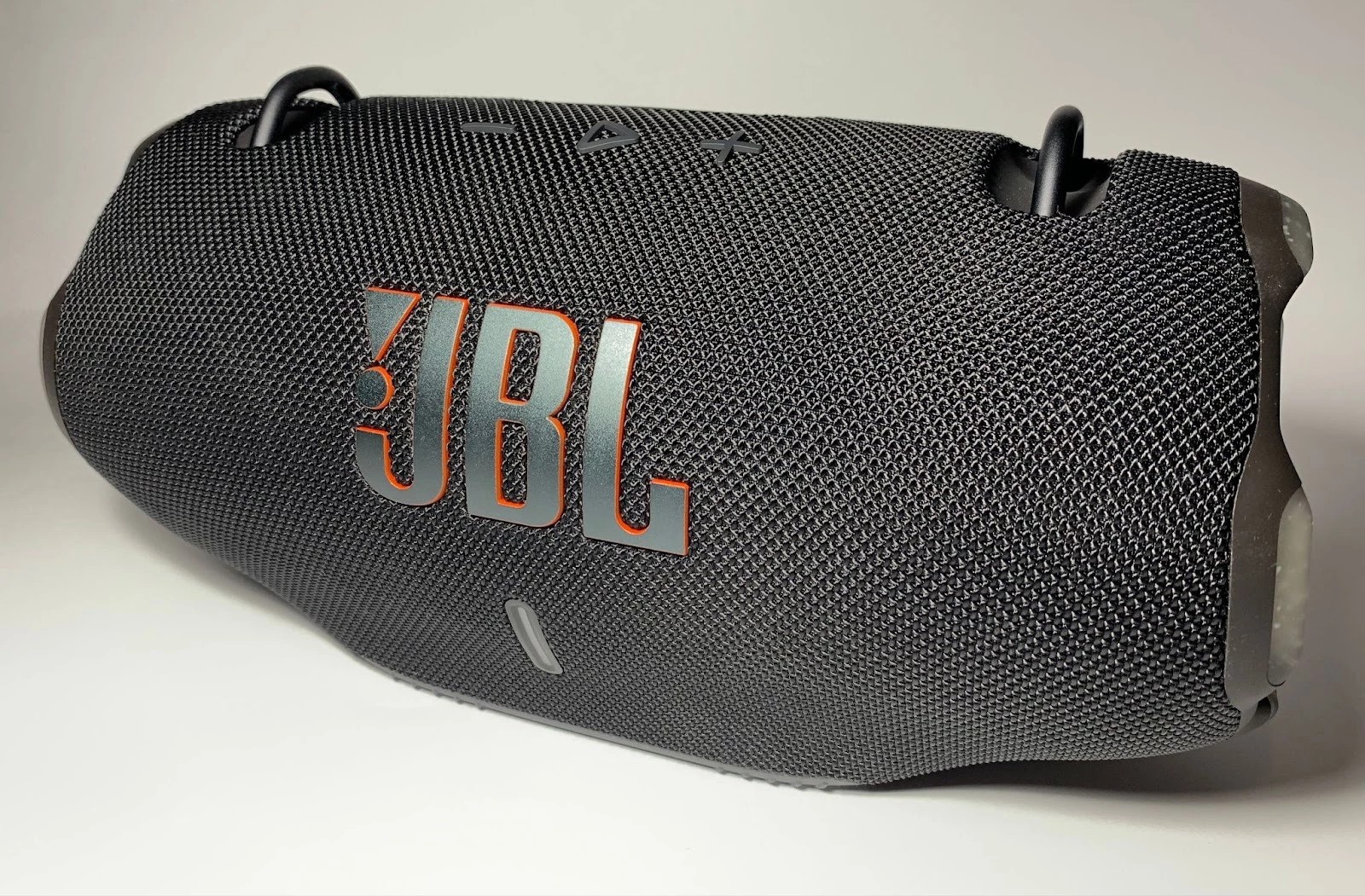 Compared to the JBL Flip 7, Xtreme 4 is much larger, heavier and more powerful 