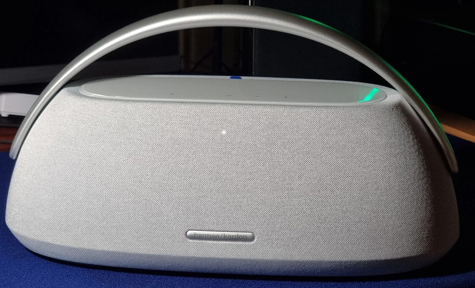 Structurally, the Harman/Kardon GO+Play 3 is a large and massive speaker weighing almost 5 kg, and this mass is not accidental here.