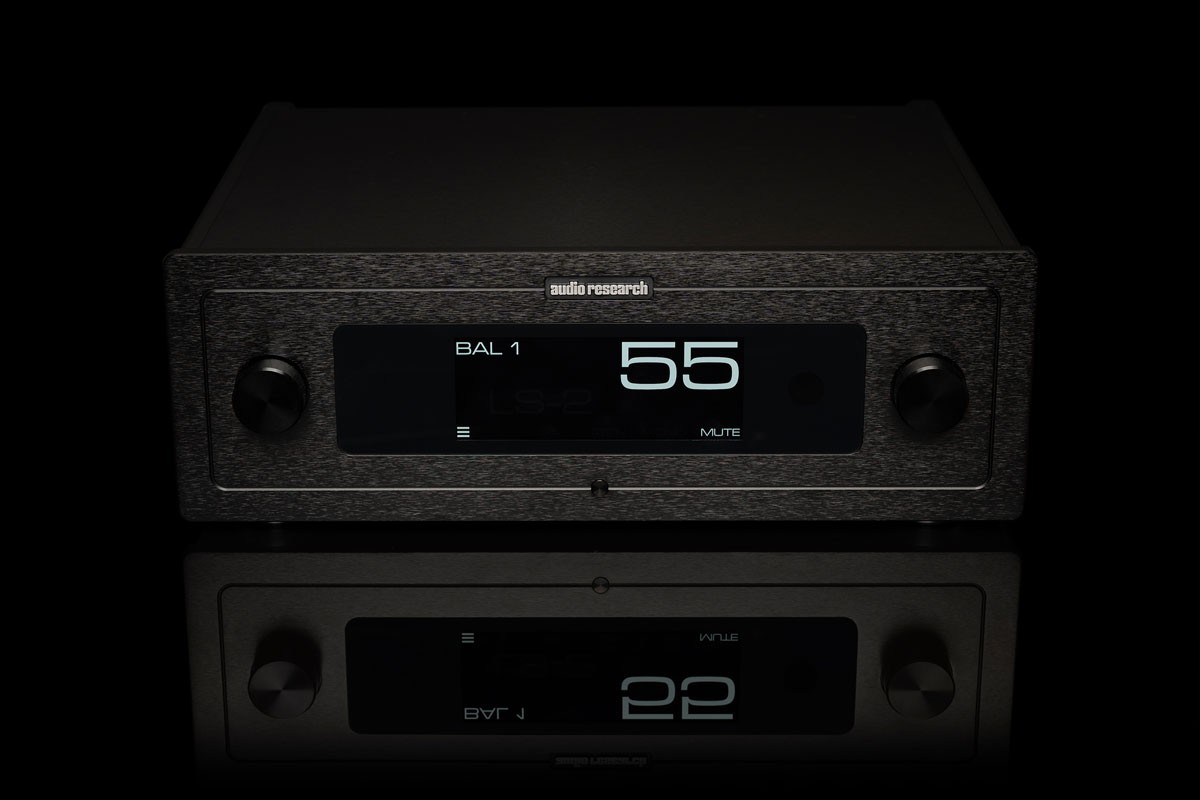 With a gain of 20 dB at both the balanced and unbalanced outputs, the LS-3 is designed for use with a wide variety of power amplifiers.