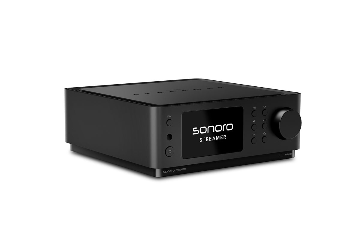 In daily use, both devices feature a 4-inch display that clearly shows sources, playback status, and system settings. 