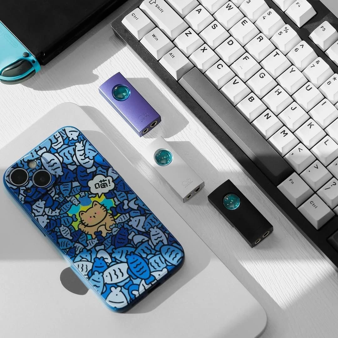 Inside are two Cirrus Logic CS43131 - popular Hi-Fi DACs, known for their clean, dynamic and at the same time musical character. 