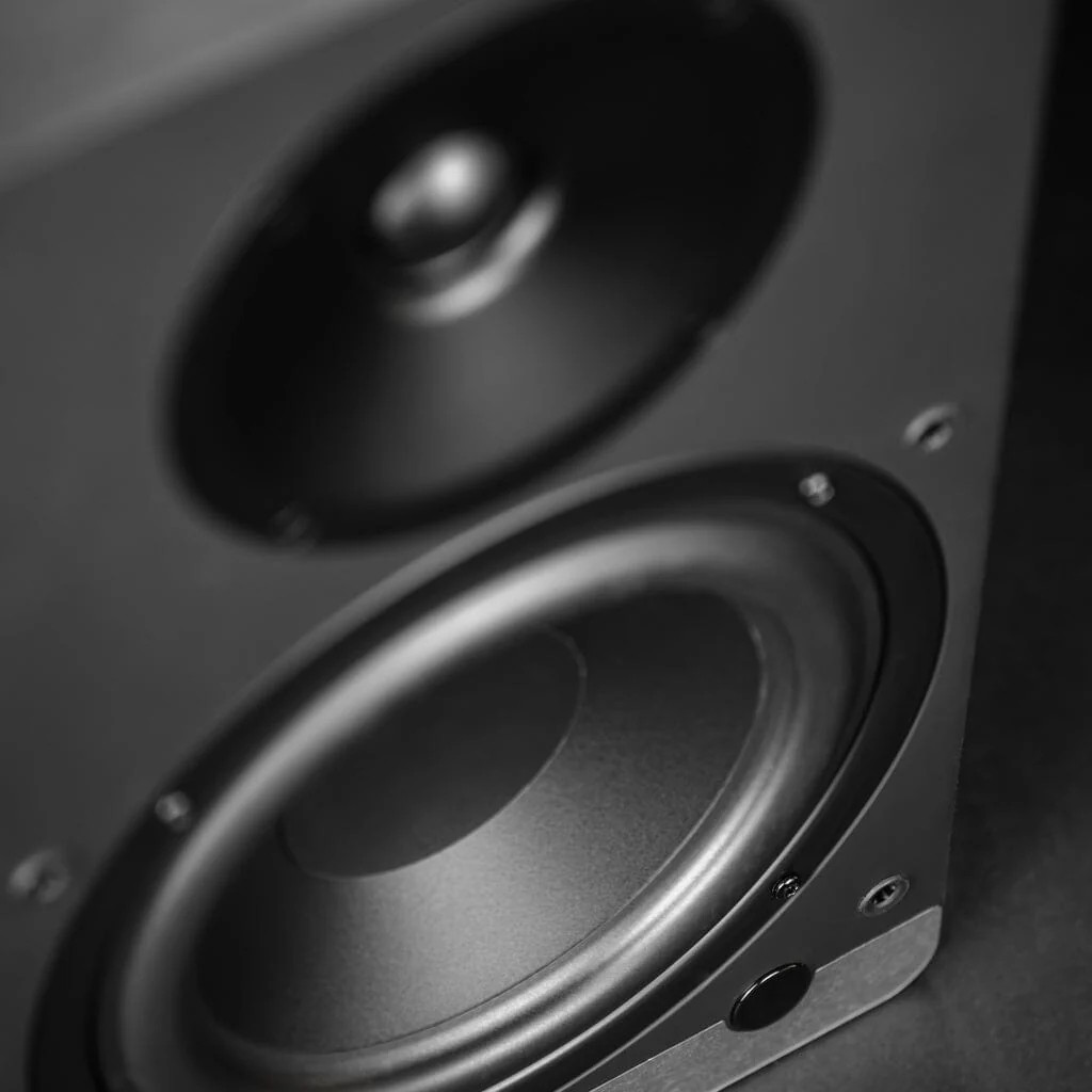 These seemingly modest bookshelf speakers, without external amplifiers or a tangle of wires, even connected only to a smartphone, delivered a sound with a high level of detail, emotion, and scale.