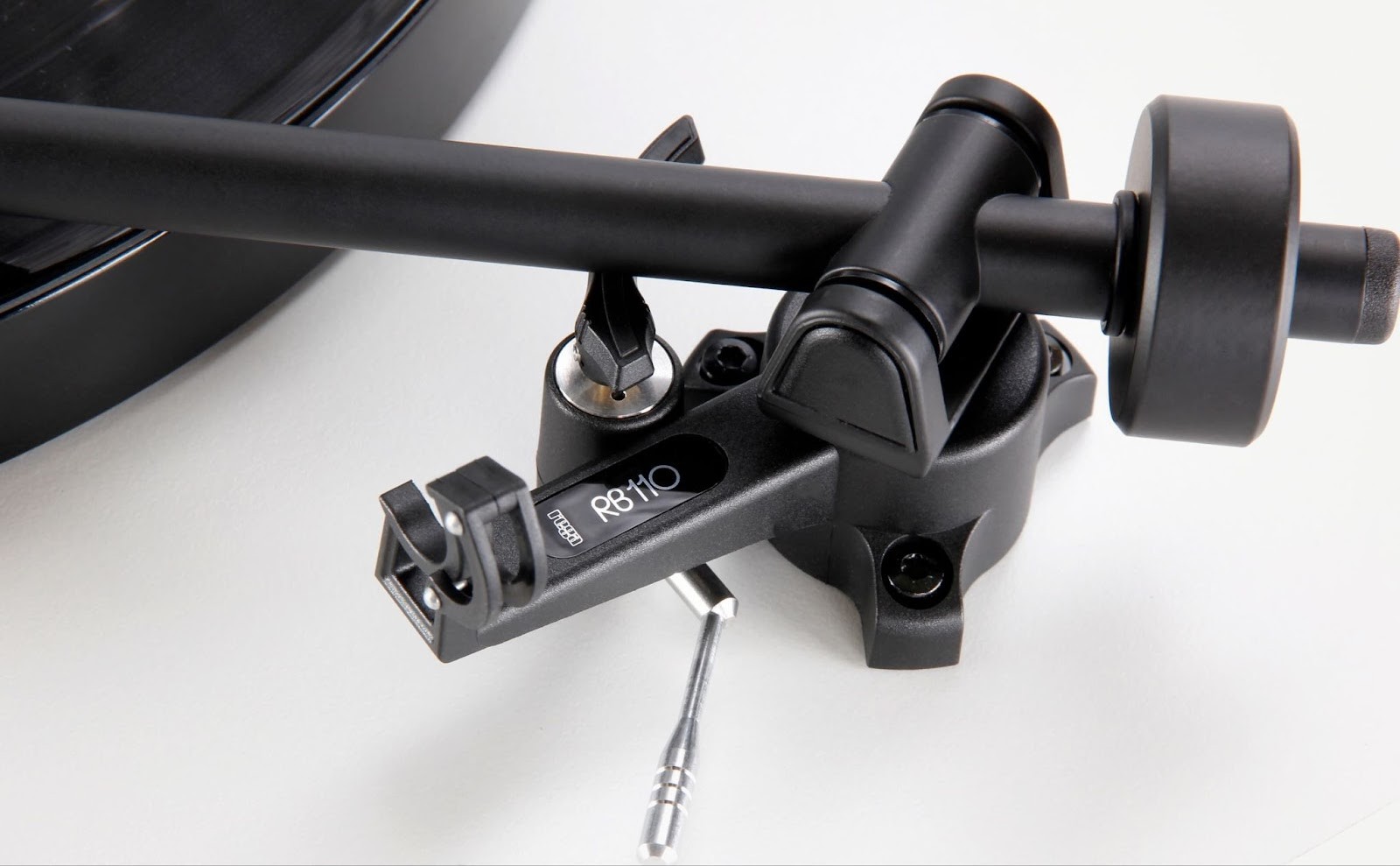 The tonearm deserves special attention.