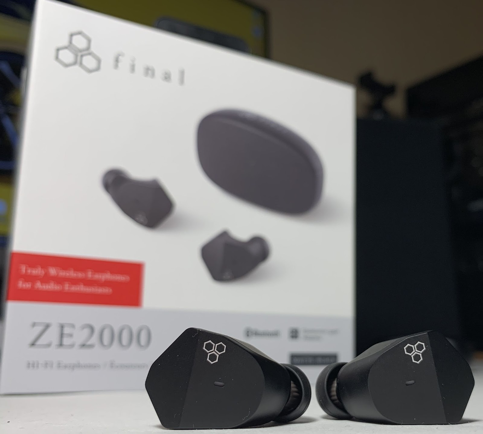 There is no noise cancellation, no transparency, even playback and pause sensors. And what's more, there is not even an application, the materials from which they are made are not expensive, but quite ordinary. But still, the sound, it is incredible in Final Audio ZE2000 for this price, even looking into the more expensive segment, twice as large, it is very difficult to find sound of this level.