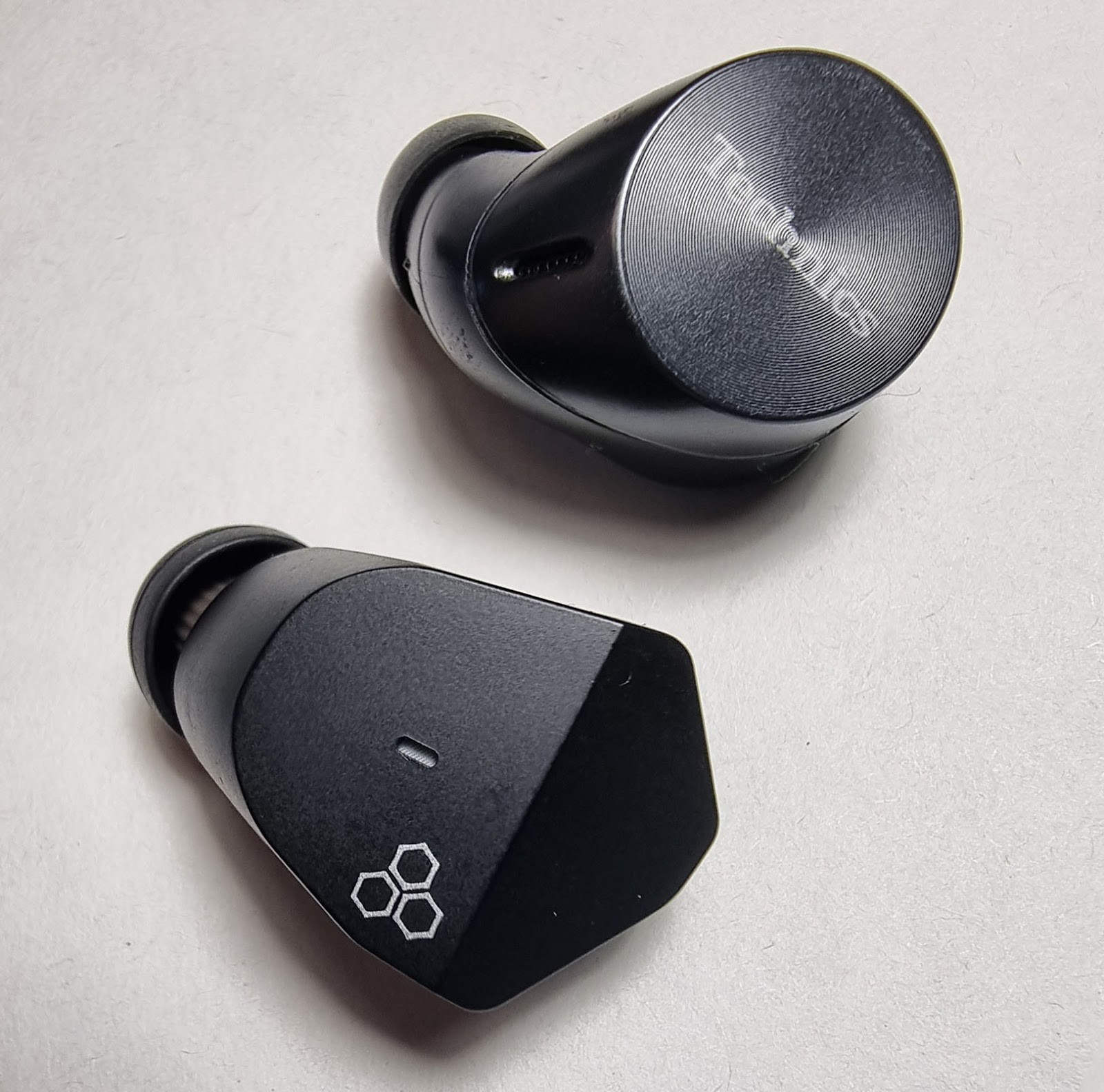 Comparing these headphones, you immediately notice how much the Technics AZ60 has a low midrange, the highs are less informative and transparent, the bass is more resonant and less textured. But the Technics have noise reduction/transparency modes.