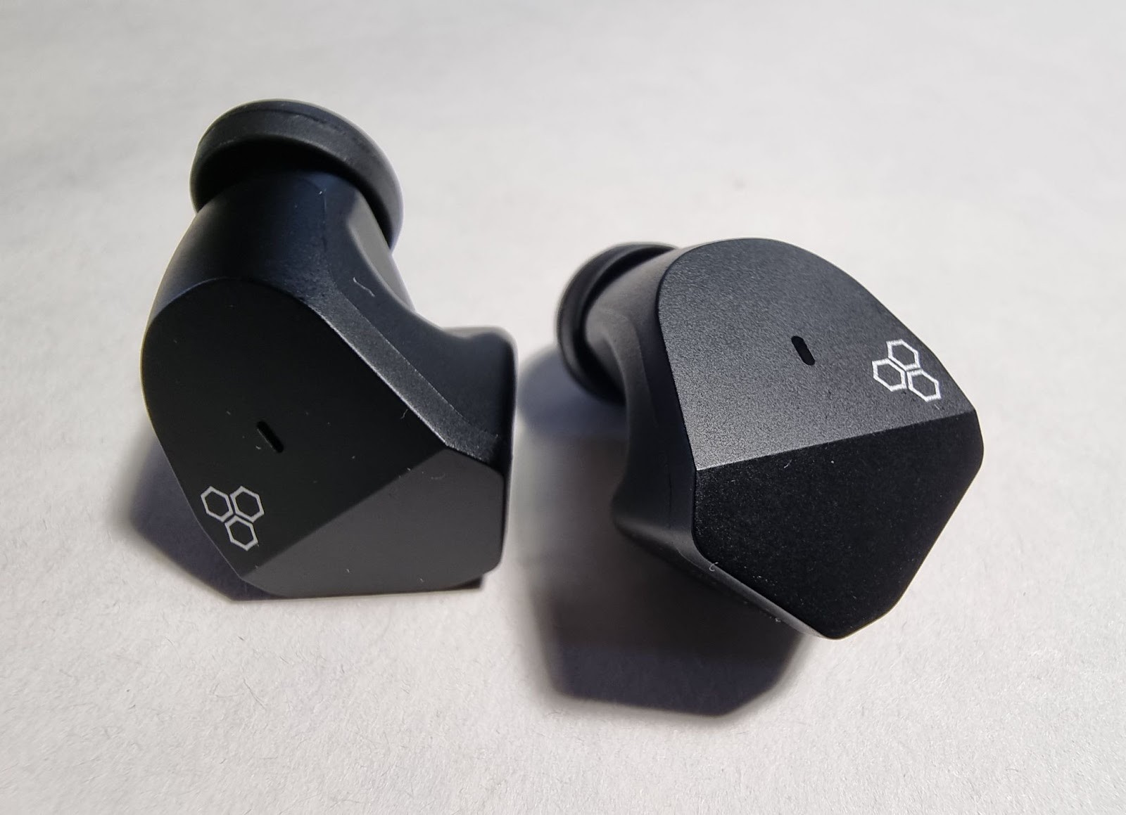 Each headphone has the Final Audio logo on the beveled edge, and there are also indicators on it.