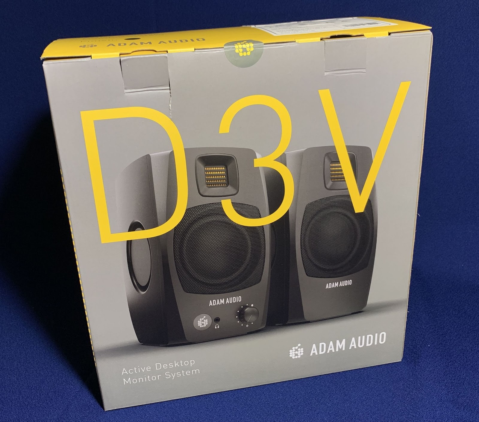 Adam Audio D3V comes in double packaging: a thick-walled shipping box made of regular cardboard, and inside is a stylish colored packaging. 