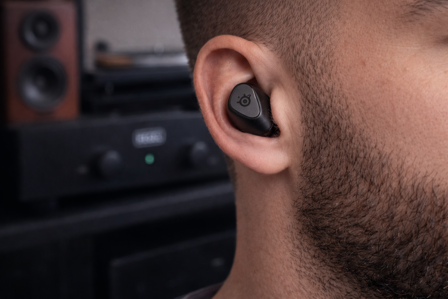 The Arctis GameBuds sit flush and securely in the ear, creating a tight seal that enhances bass response, improves passive isolation, and keeps them stable during long gaming or listening sessions.