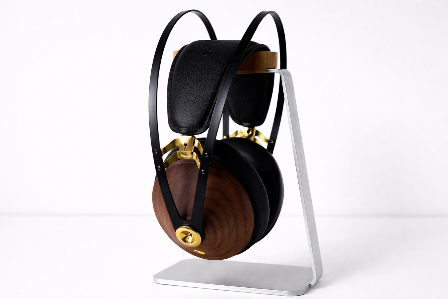 The Meze 99 Classics V2 continue the brand’s tradition of combining elegant walnut craftsmanship with a lightweight, comfortable closed-back headphone design.