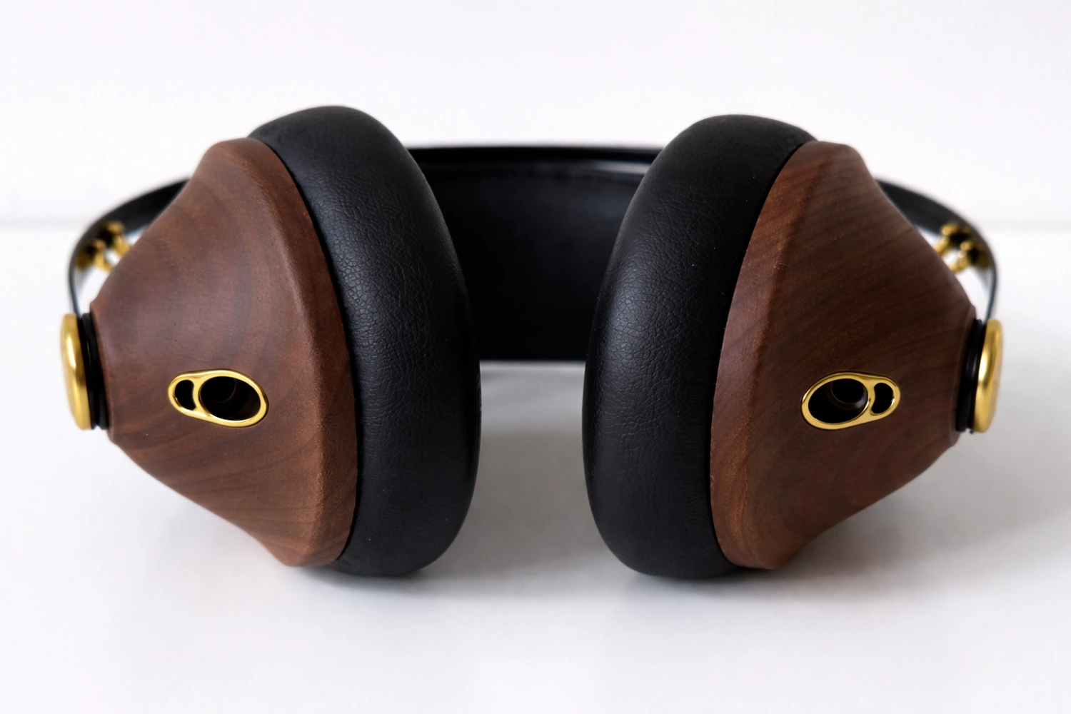 The redesigned ear pads and self-adjusting suspension headband help the 99 Classics V2 remain exceptionally comfortable during long listening sessions.