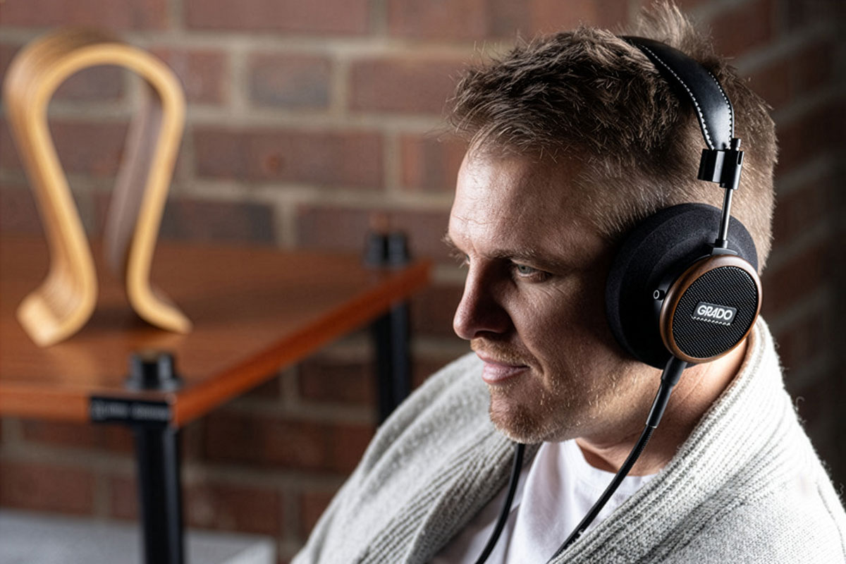 The Grado Signature S550 combines handcrafted Brazilian walnut earcups with a newly tuned 50 mm S2 dynamic driver for a balanced and natural sound signature.